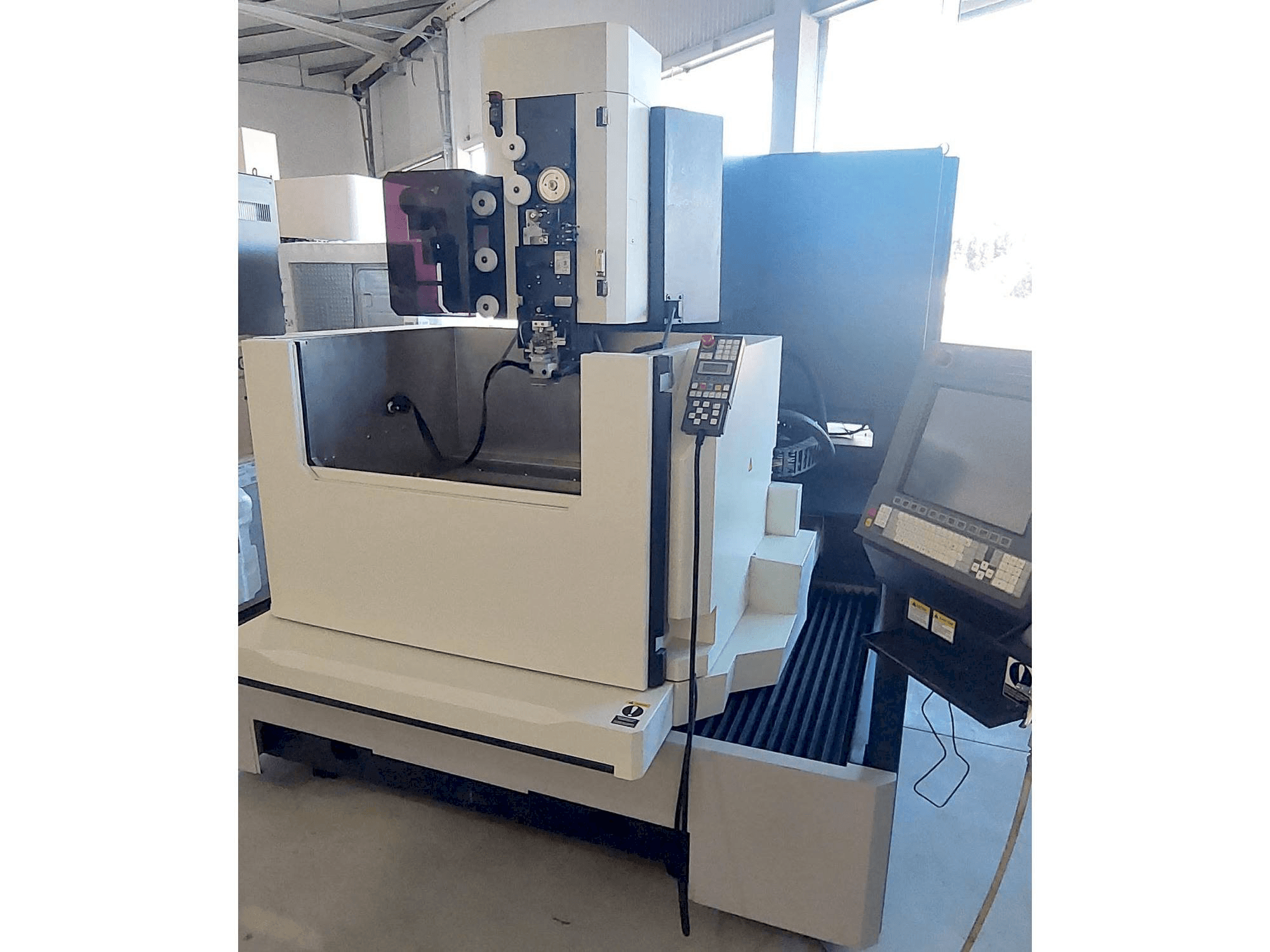 Vista frontal de la máquina Makino DUO 64