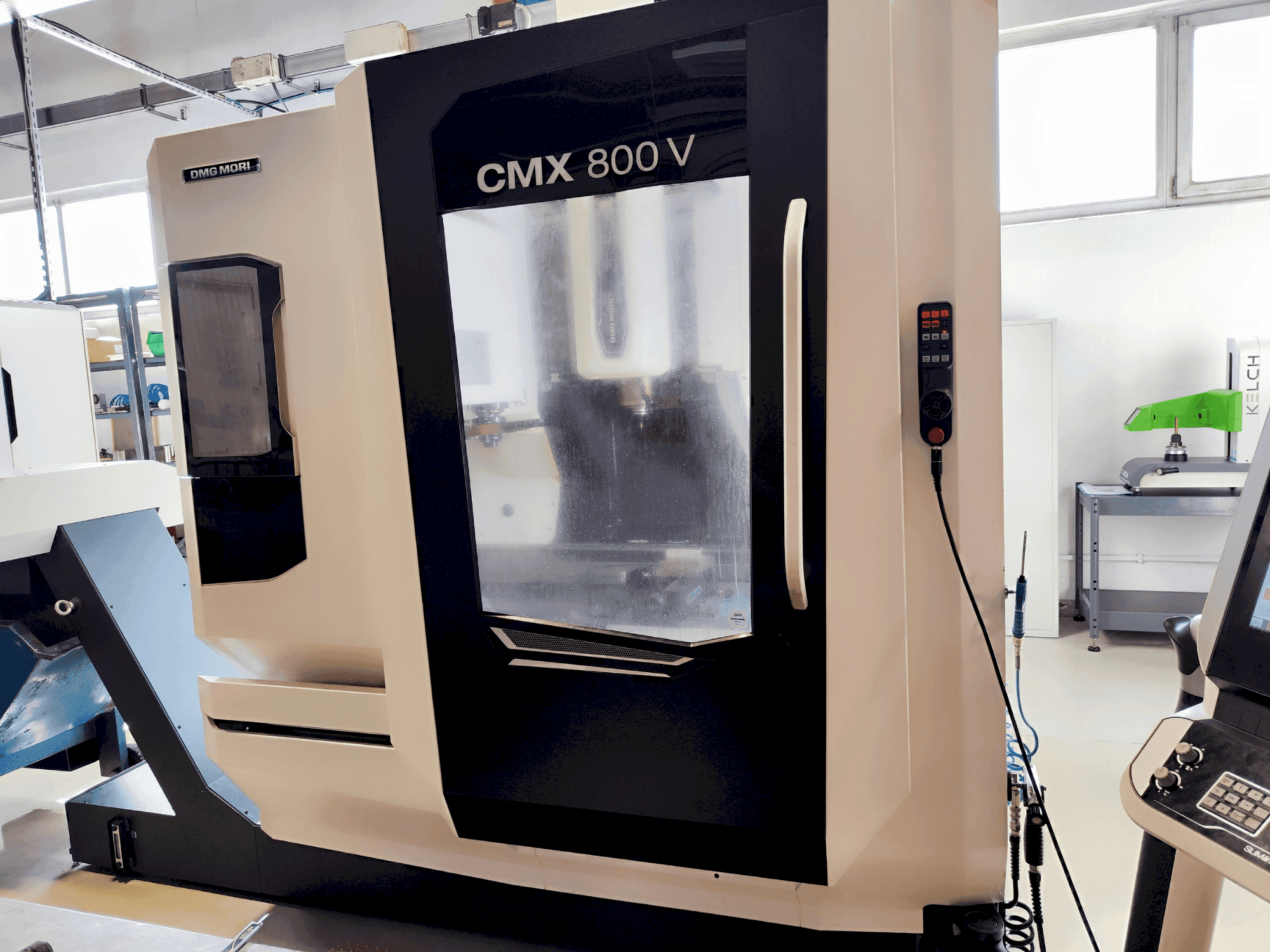 Vista frontal de la máquina DMG CMX 800 V