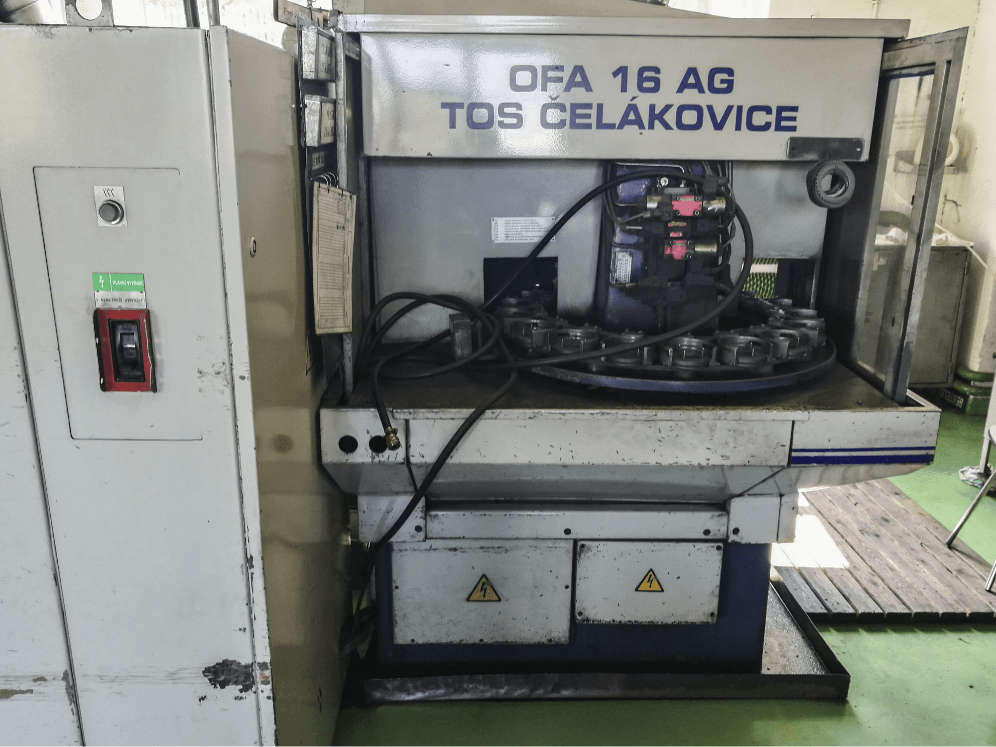 Vista frontal de la máquina TOS OFA 16 AG
