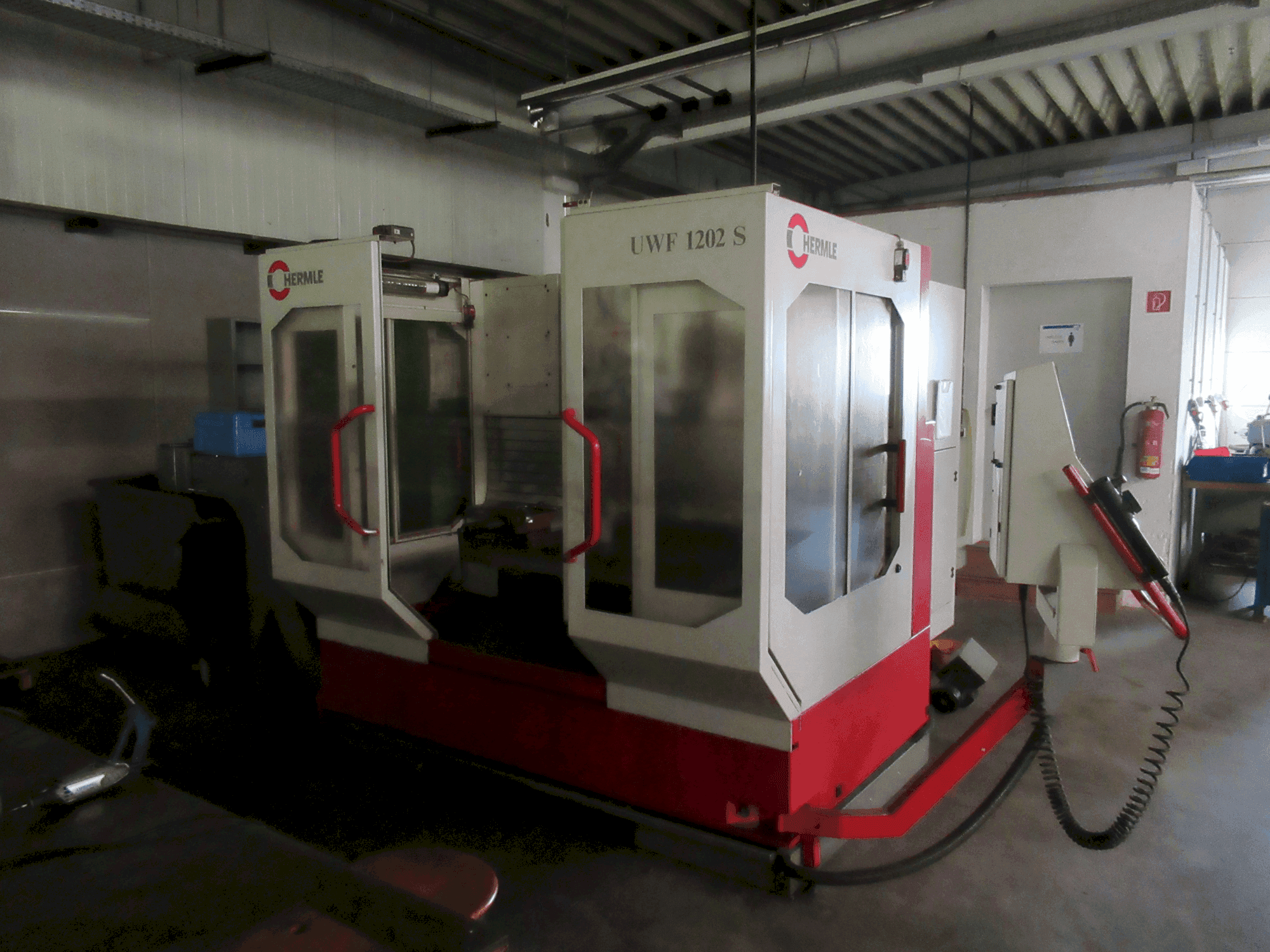 Vista frontal de la máquina HERMLE UWF 1202 S