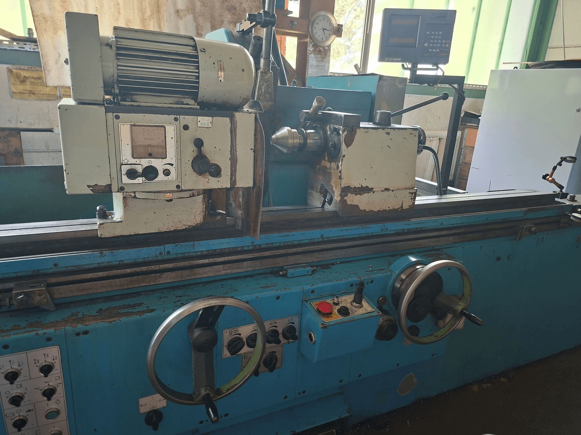 Rectificadora cilíndrica Cetos BHU 50 A x 2000, vista frontal, en la que se aprecian los mandos, el motor y la zona de trabajo en un entorno de taller.