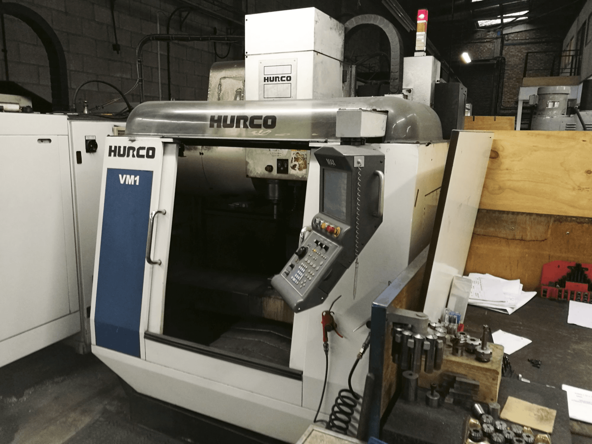 Vista derecha de la máquina HURCO VM1