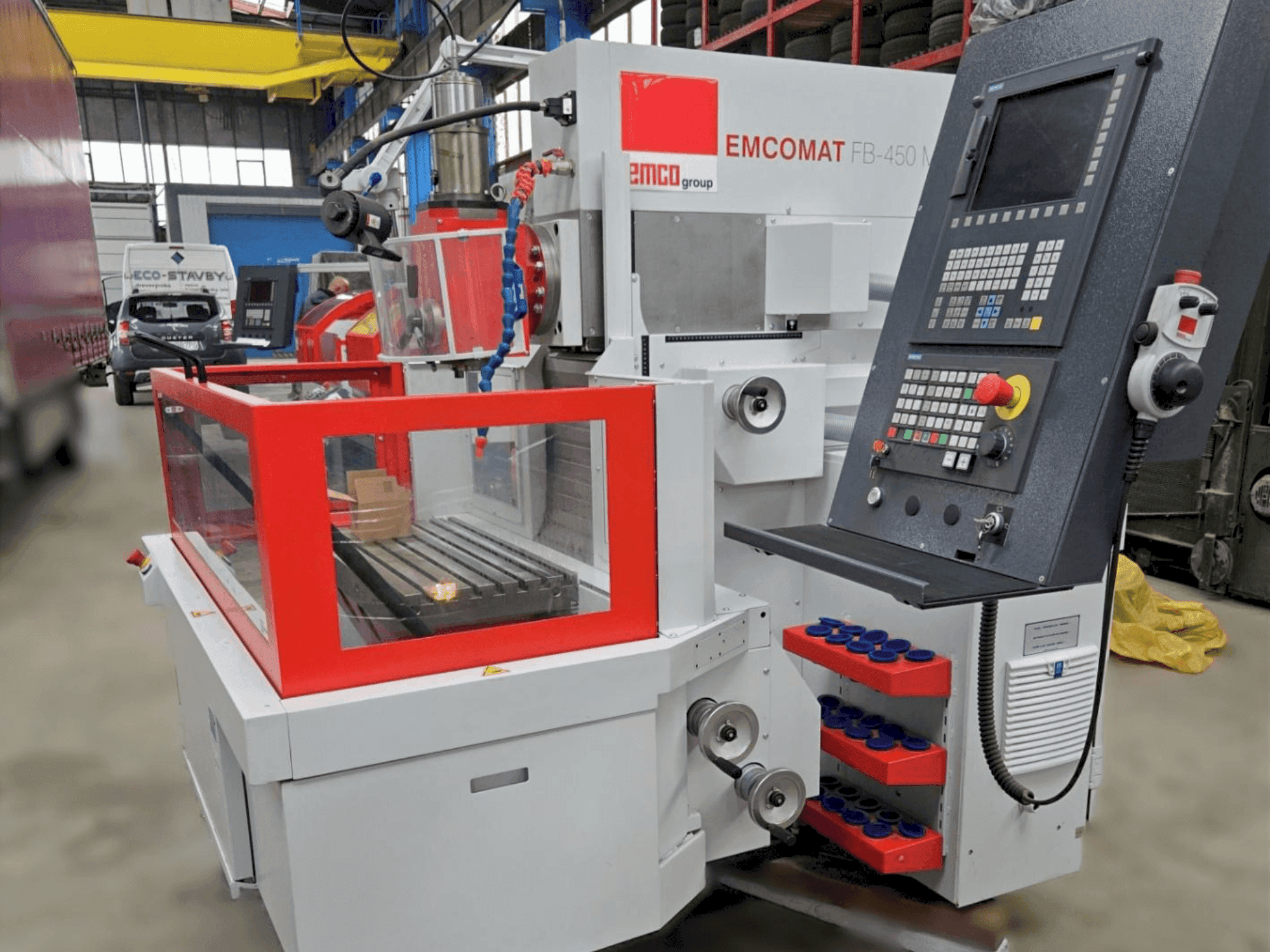Vista frontal de la máquina EMCO Emcomat FB-450 MC
