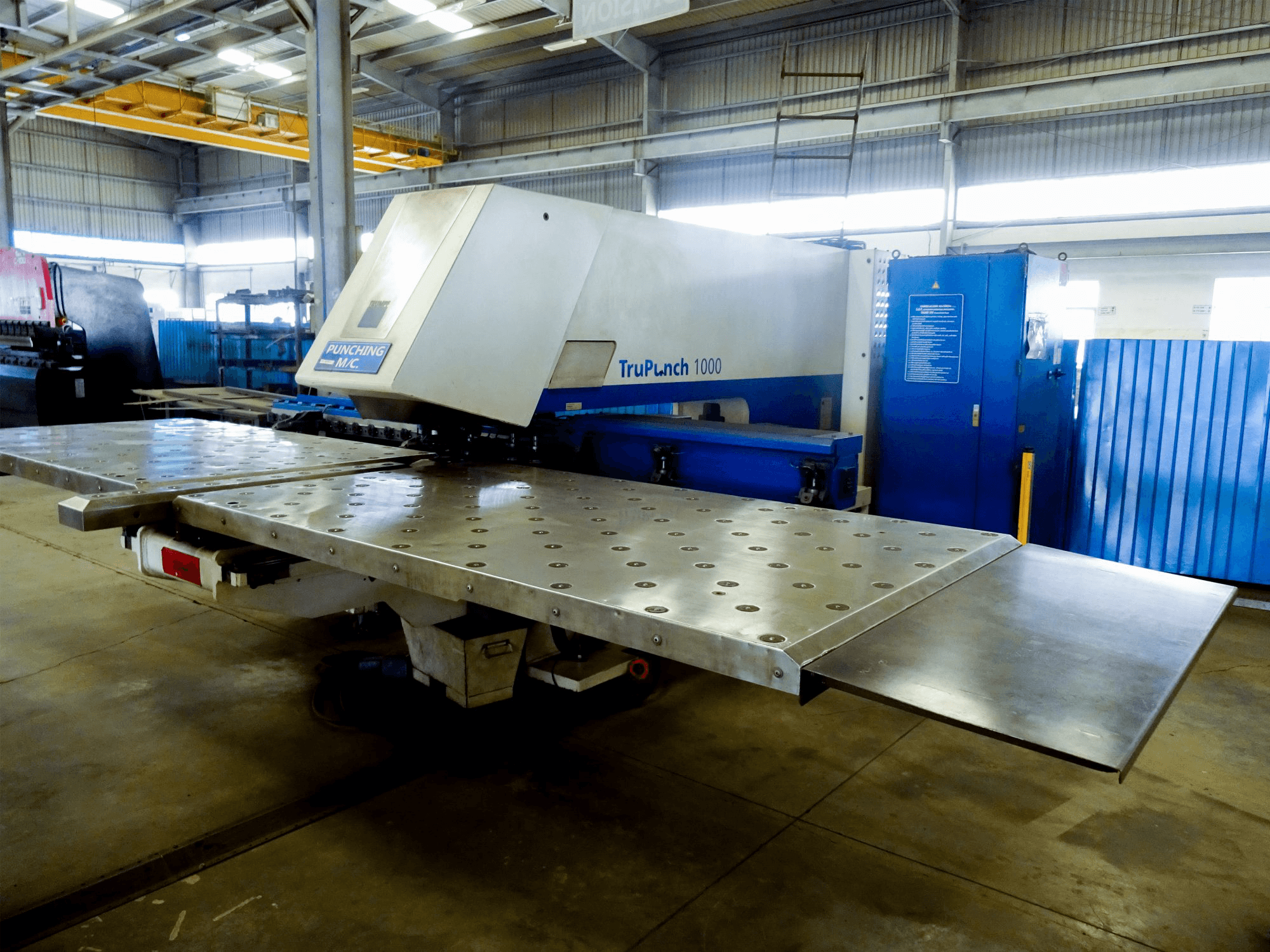 Vista derecha de la máquina Trumpf TruPunch 1000
