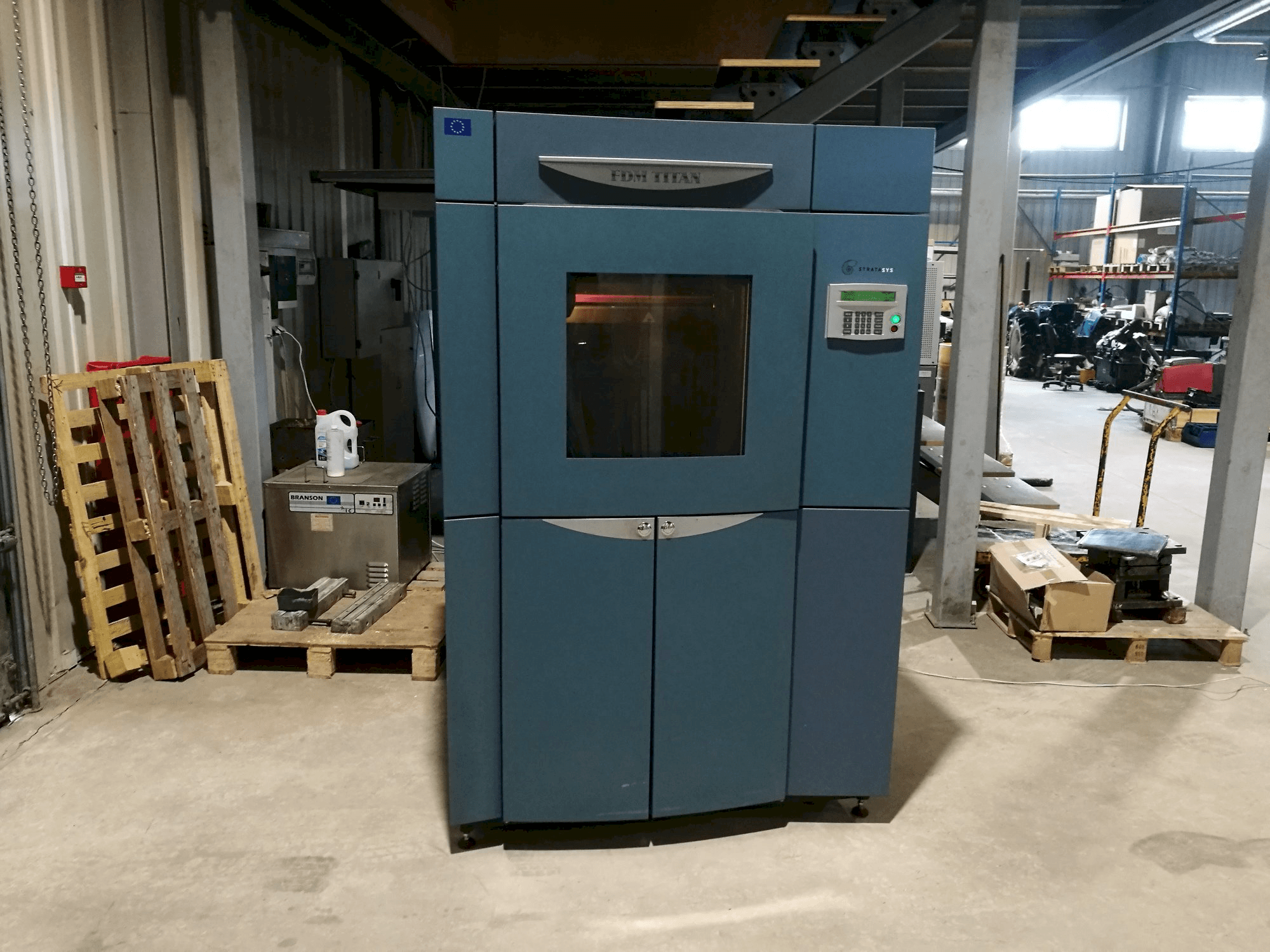 Vista frontal de la máquina Stratasys FDM Titan