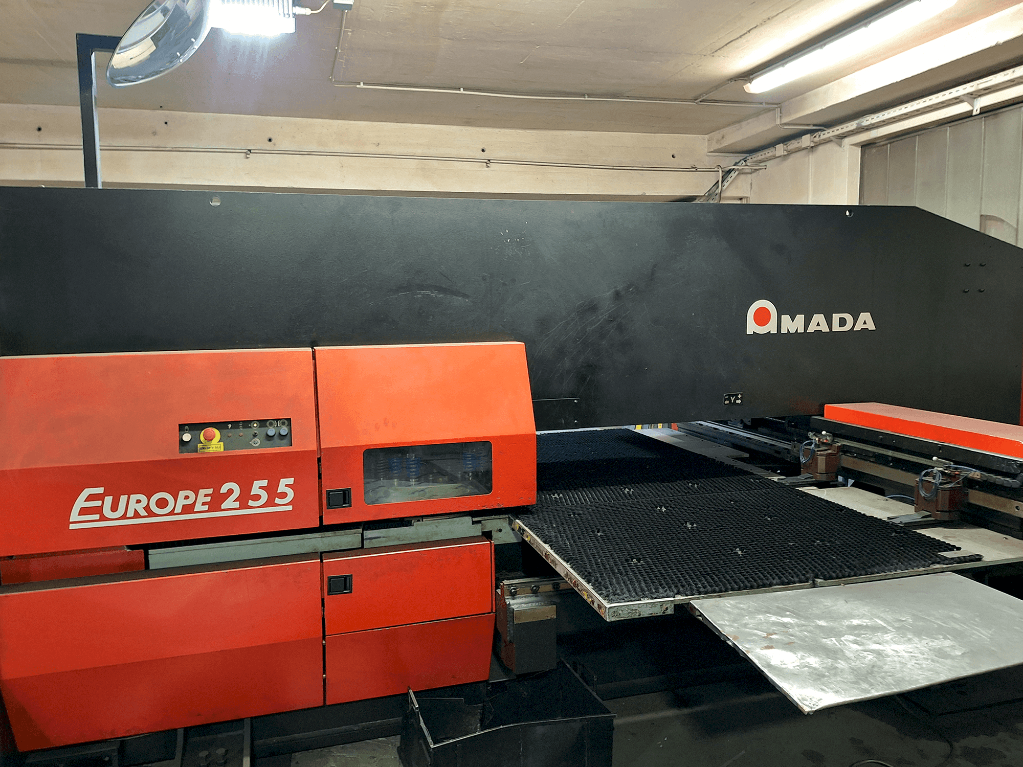 Vista frontal de la máquina AMADA EUROPE 255 CNC