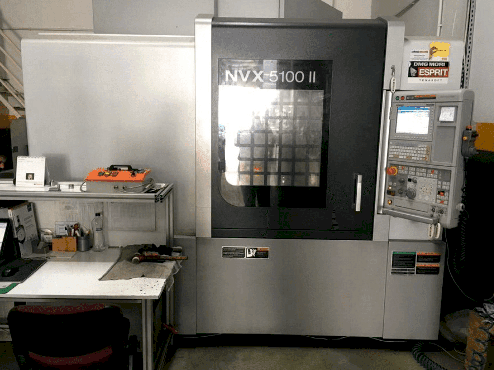 Vista frontal de la máquina DMG Mori Seiki NVX-5100 II