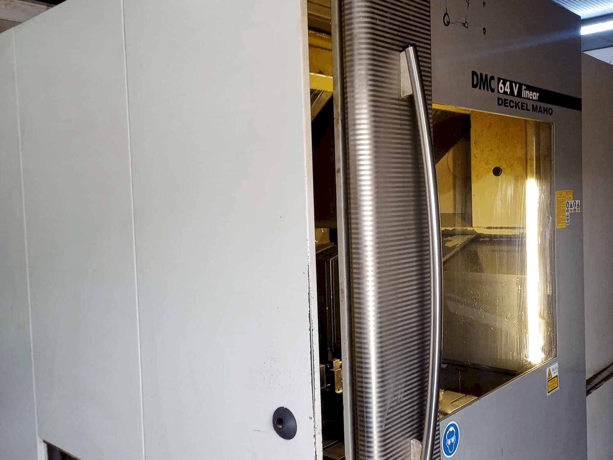 Vista frontal de la máquina DECKEL MAHO 64v Linear