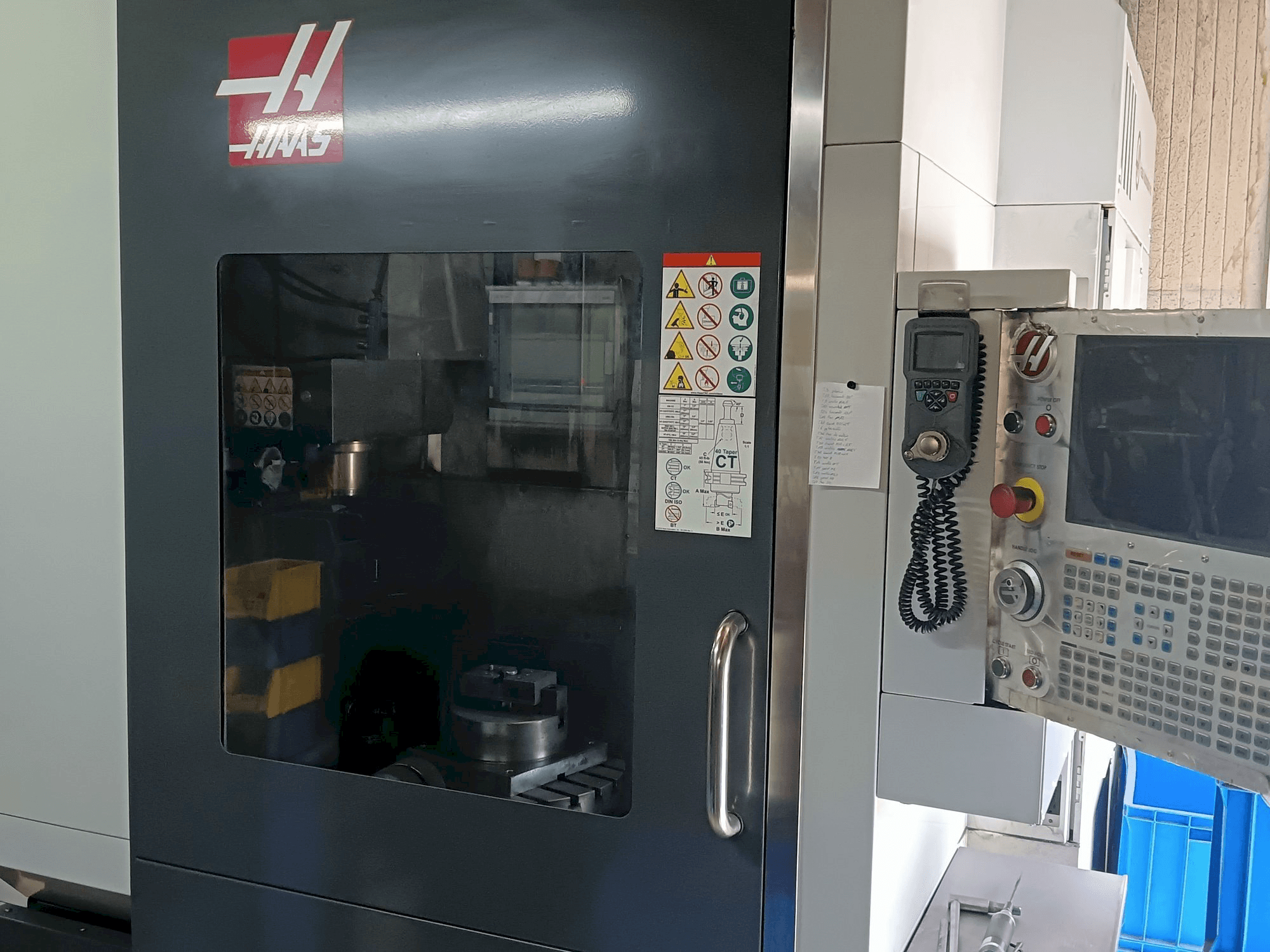 Vista frontal de la máquina HAAS UMC 750