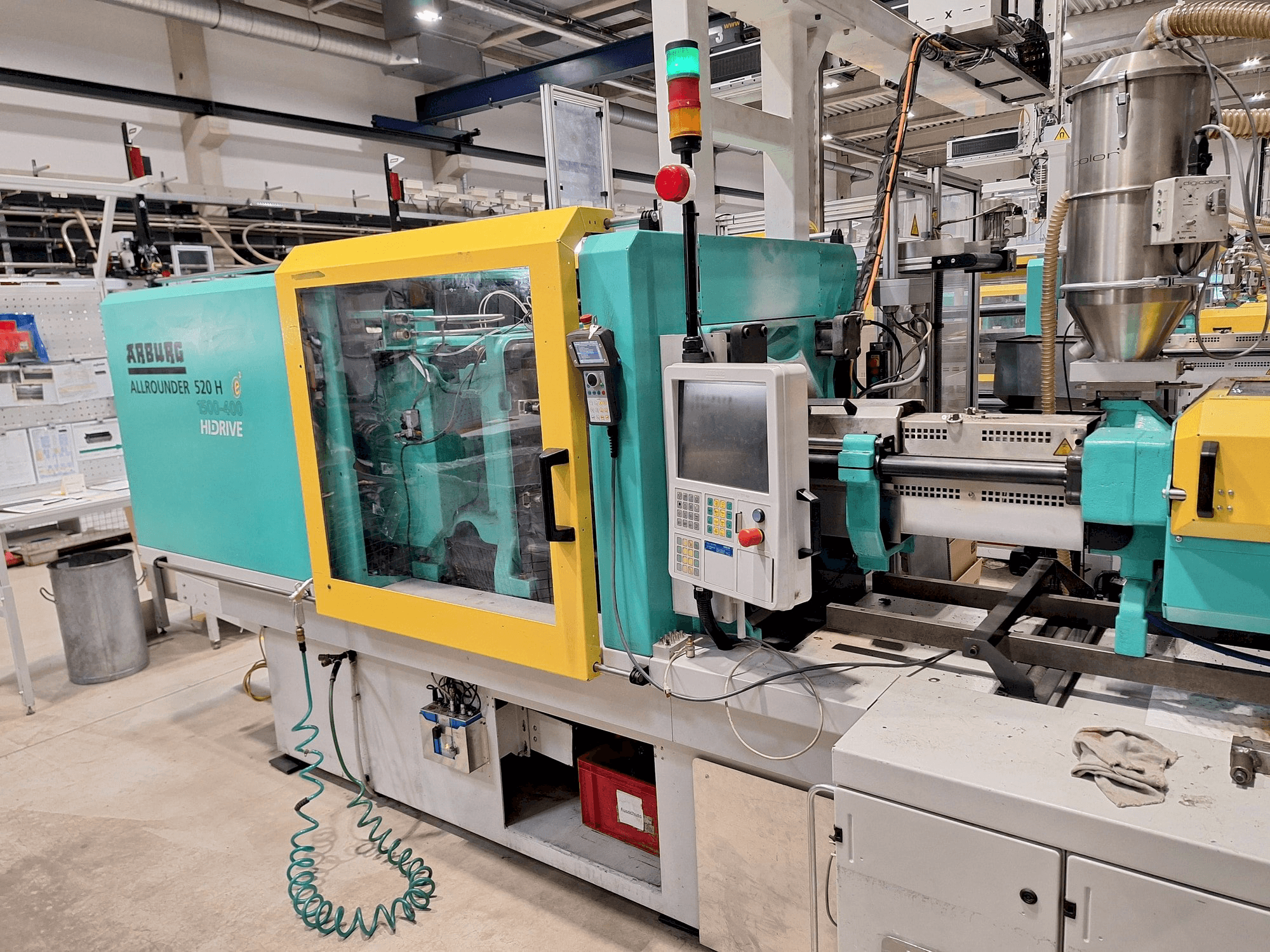 Vista frontal de la máquina Arburg 520 H 1500-400 (2013)