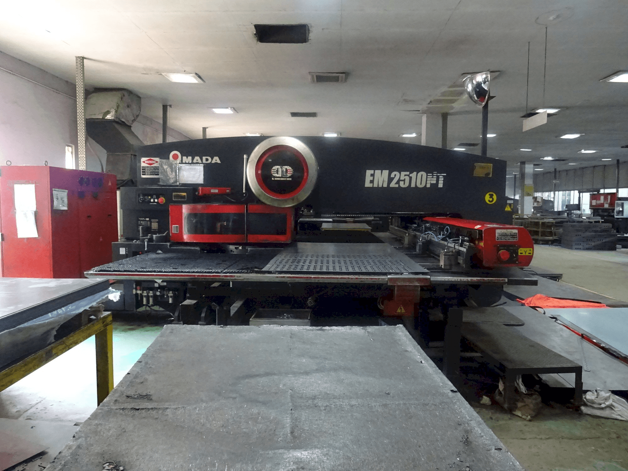 Vista frontal de la máquina AMADA EM 2510 NT