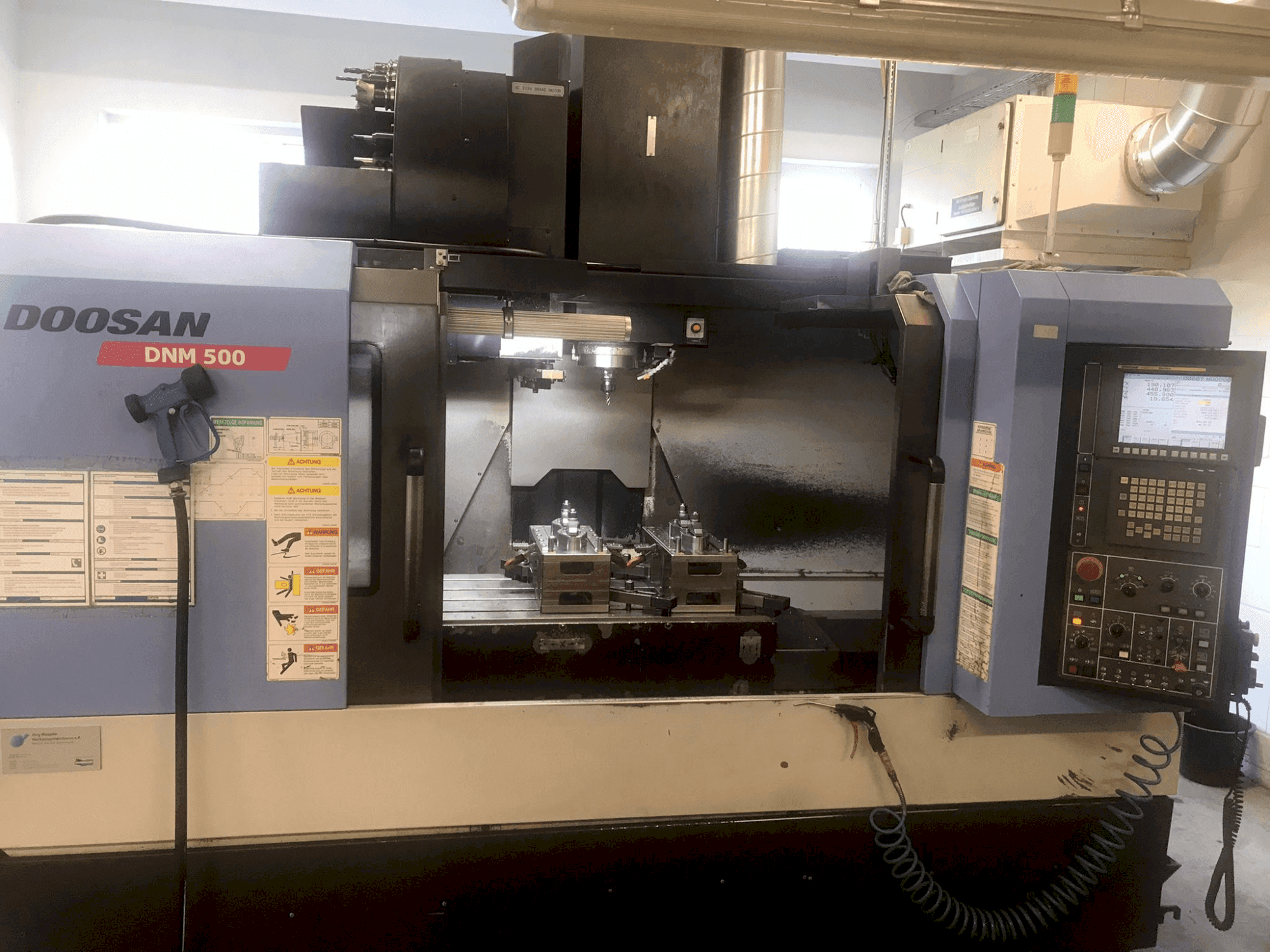 Vista frontal de la máquina DOOSAN DNM 500