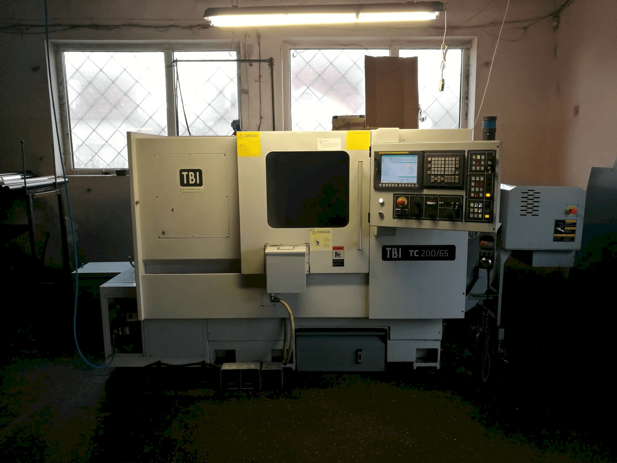 Vista frontal de la máquina TBI TC 200-65MC