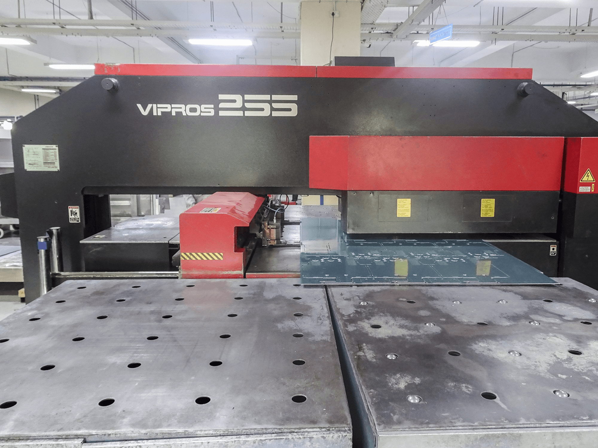 Vista frontal de la máquina AMADA Vipros 255