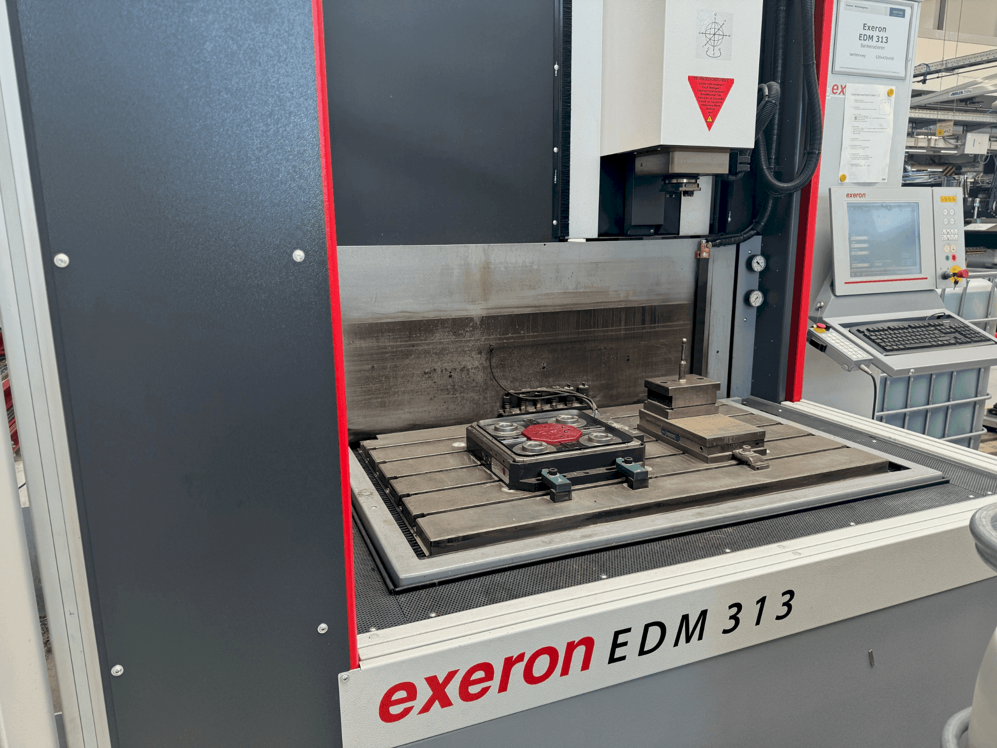 Vista frontal de la máquina Exeron EDM 313