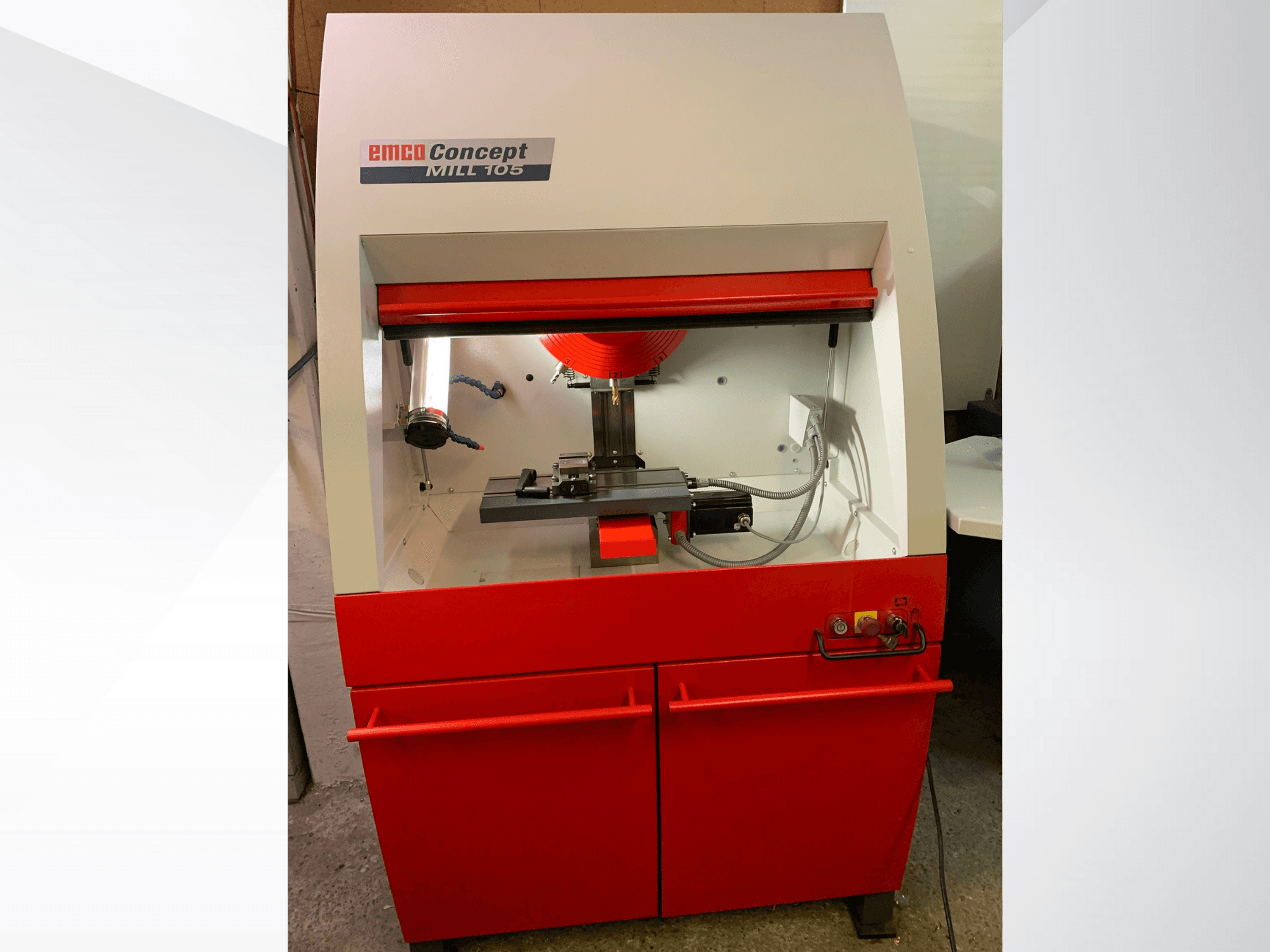 EMCO Concept MILL 105, vista frontal de una fresadora compacta con base roja, incorpora una herramienta de corte y una iluminación brillante.