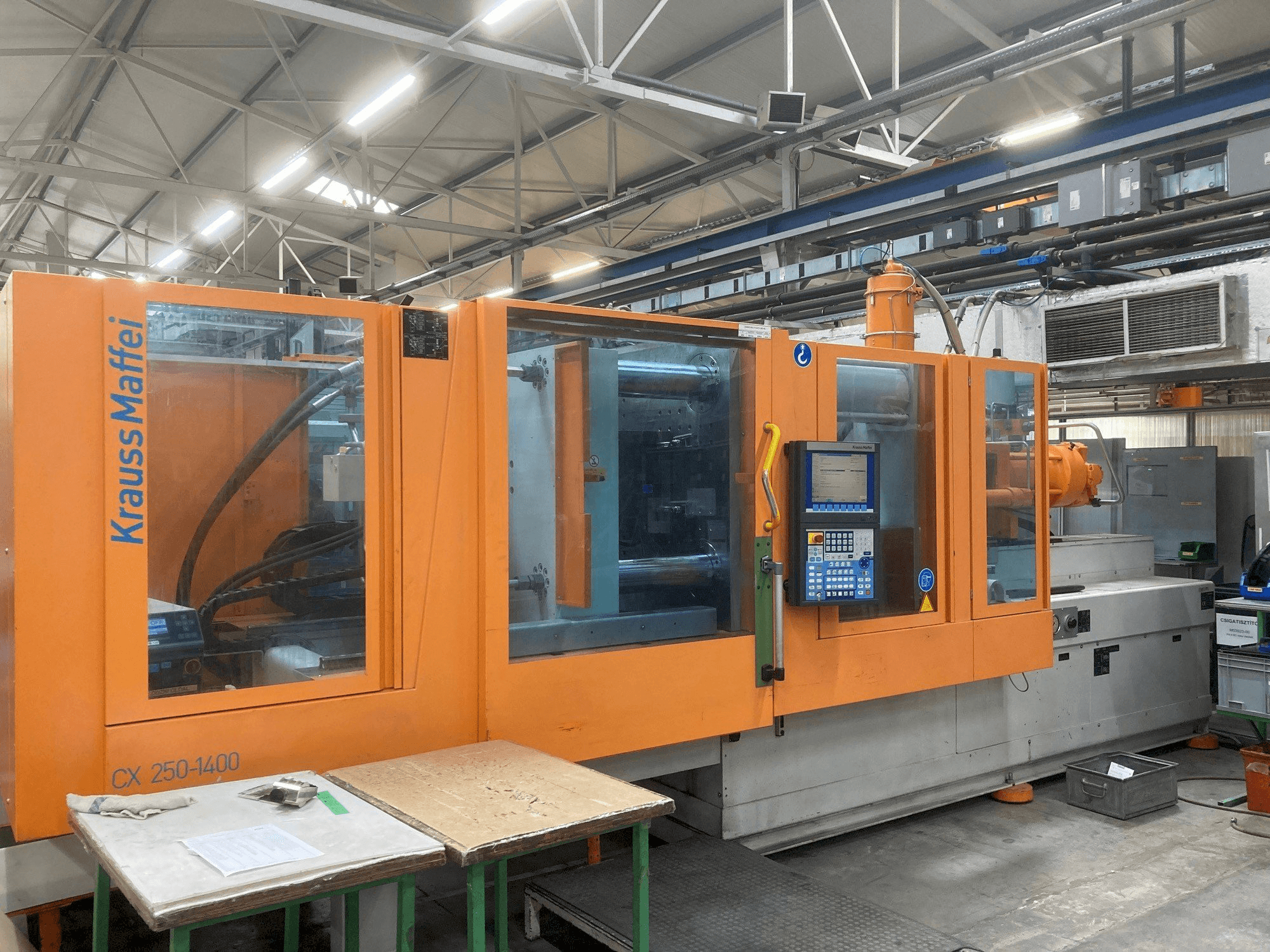 Vista frontal de la máquina Krauss Maffei KM 250-400 CX