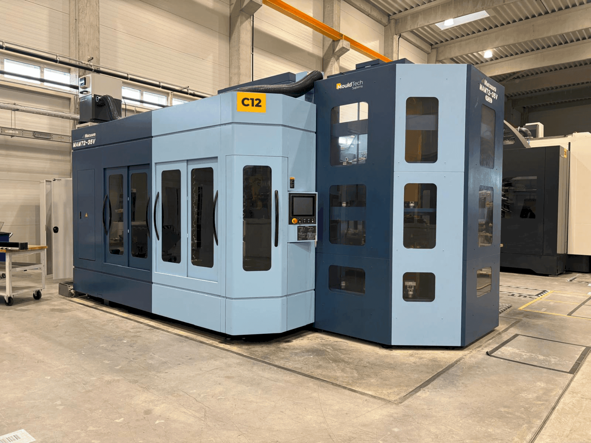 Vista frontal de la máquina Matsuura MAM72-35V