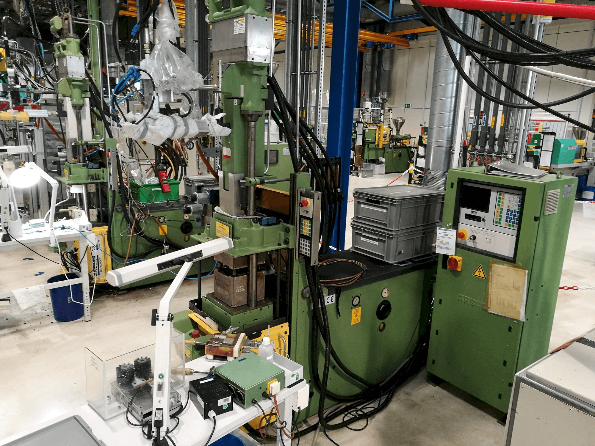 Vista frontal de la máquina Arburg 221M-350-75U