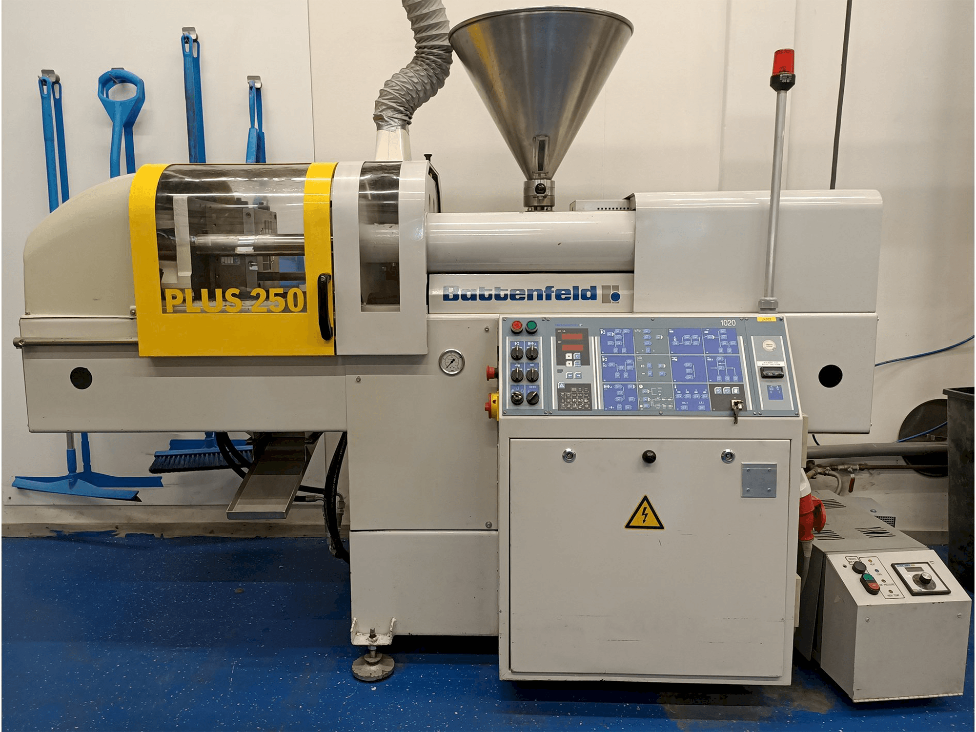 Vista frontal de la máquina Battenfeld PLUS 250/50