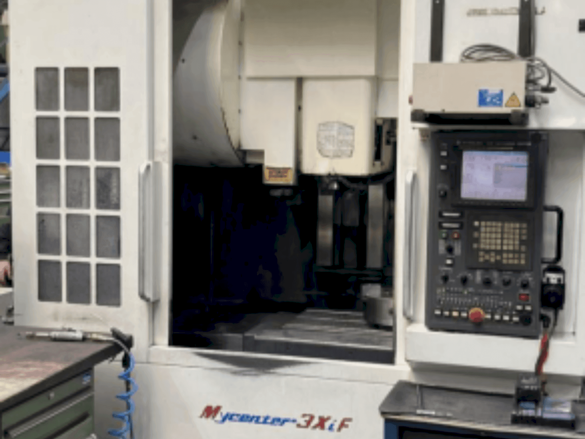 Vista frontal de la máquina Kitamura 3XiF