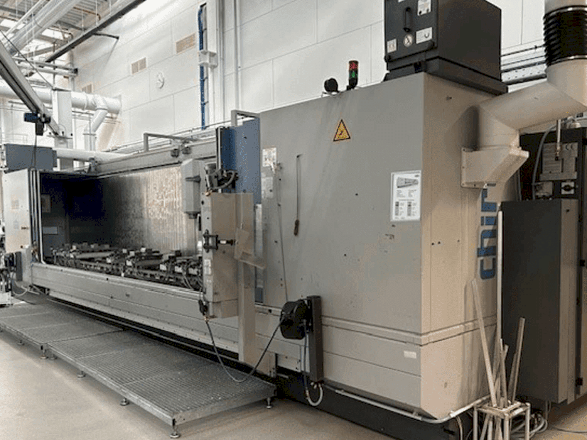 Vista frontal de la máquina CHIRON Mill 6000 SK