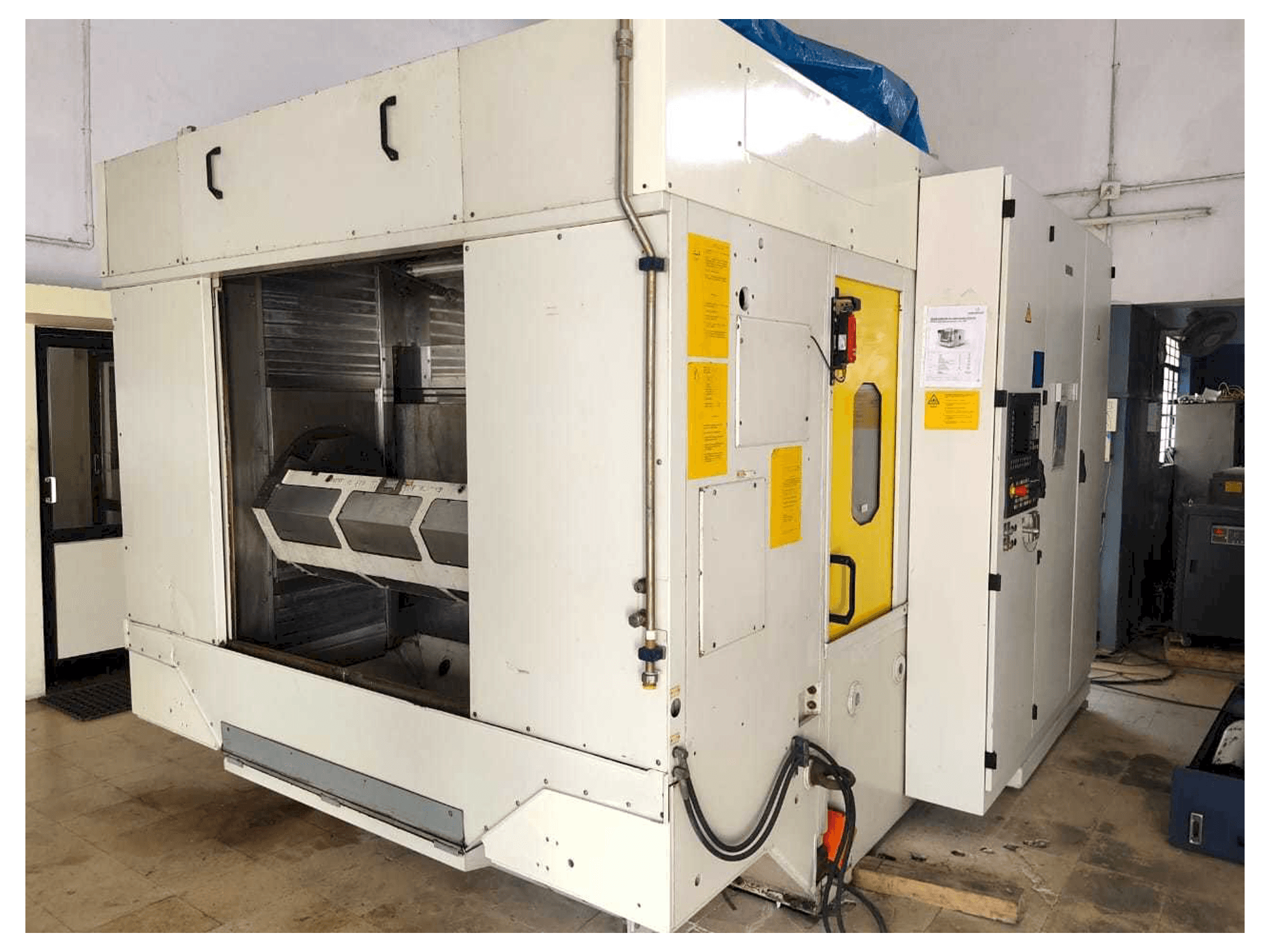 Vista frontal de la máquina GROB G320