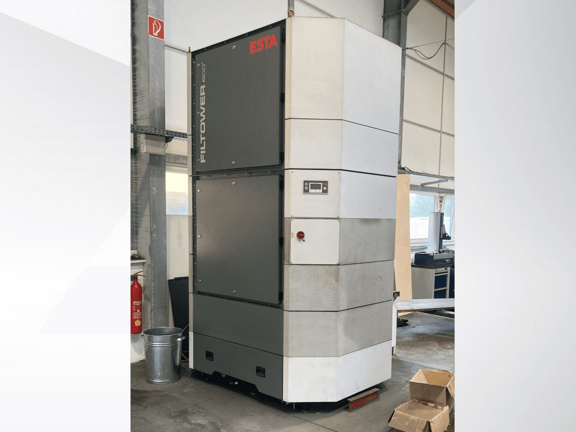 ESTA Filtower eco en gris y blanco, vista frontal, dispone de panel de control y puertos de ventilación. Adecuado para la filtración de aire industrial.