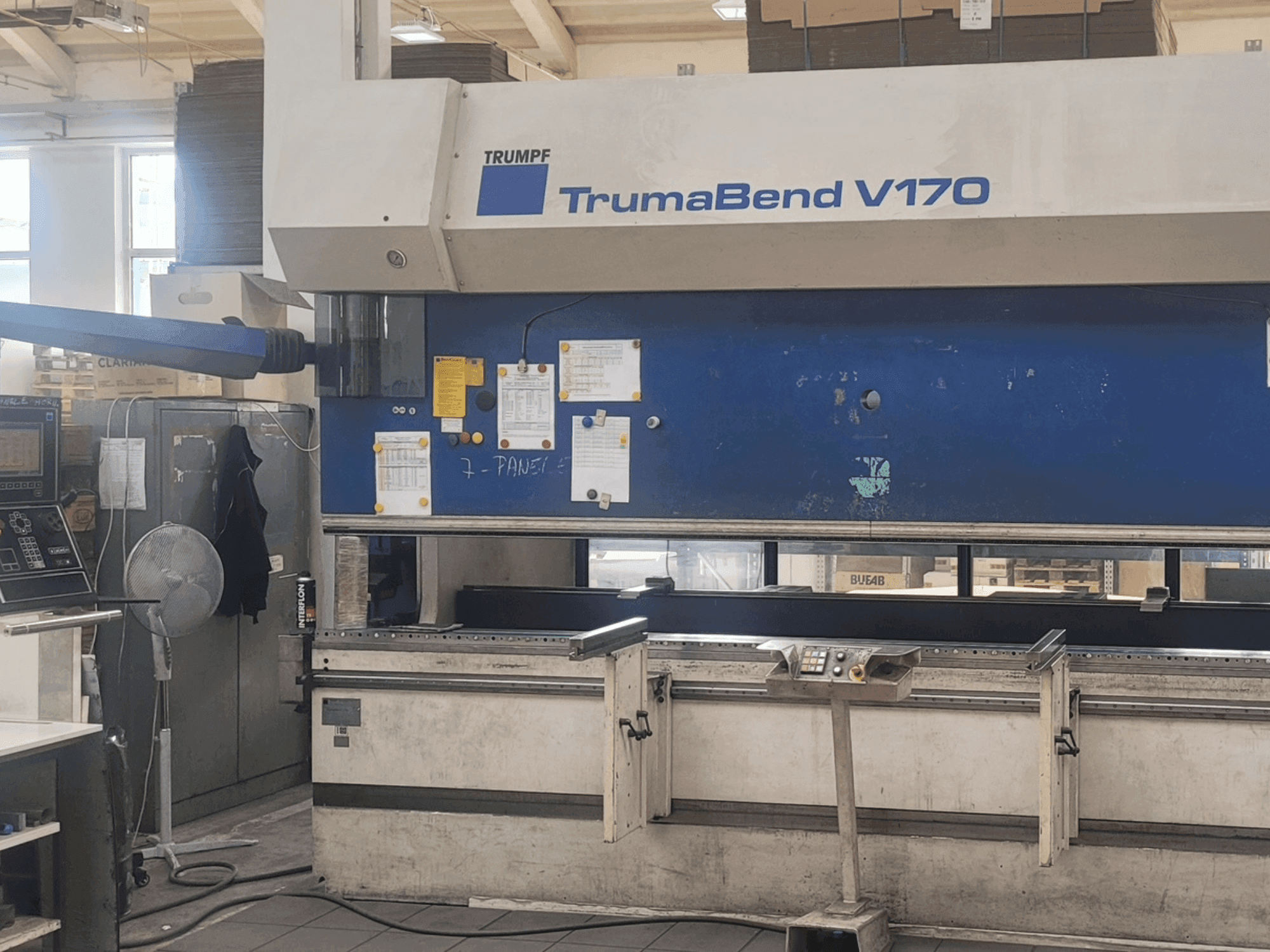 Vista frontal de la máquina TRUMPF TrumaBend V170