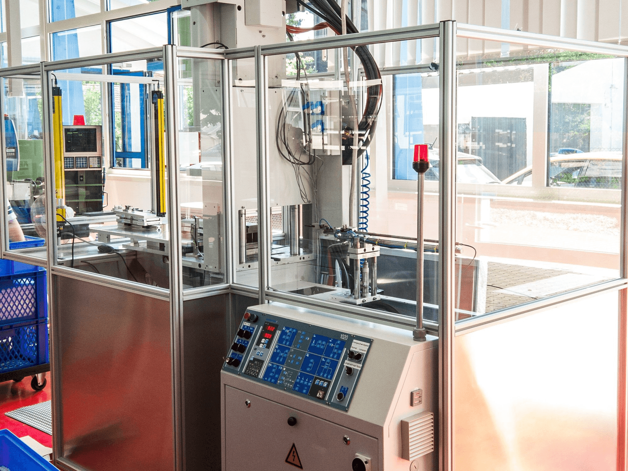 Vista frontal de la máquina Battenfeld PLUS 250V50