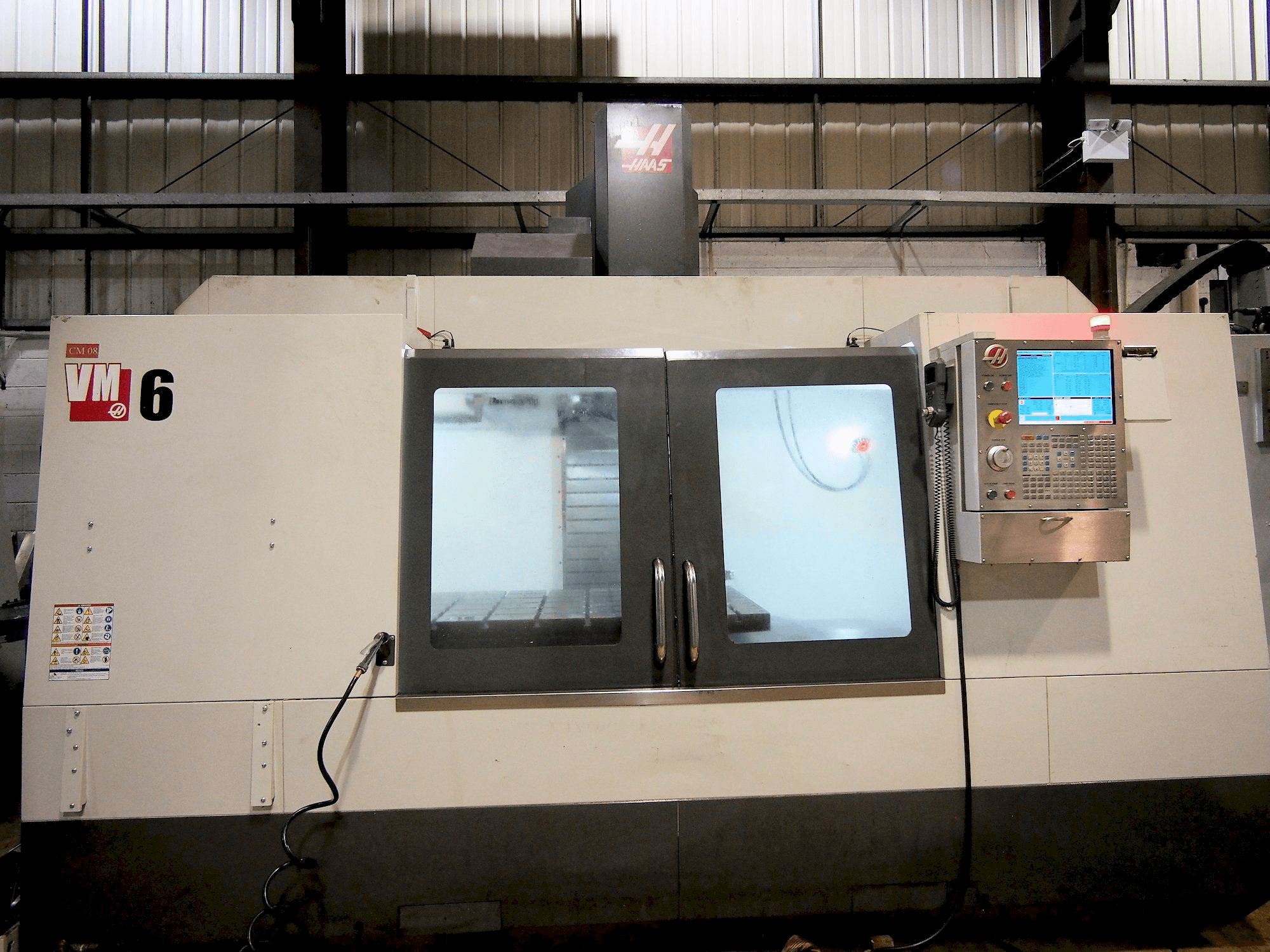 Vista frontal de la máquina HAAS VM-6