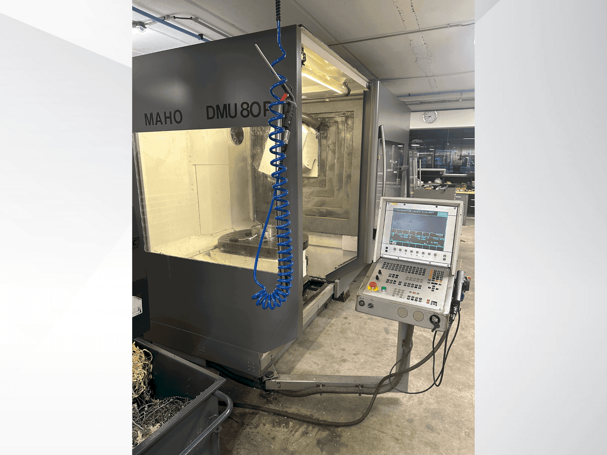 Vista frontal de la máquina DECKEL MAHO DMU 80P