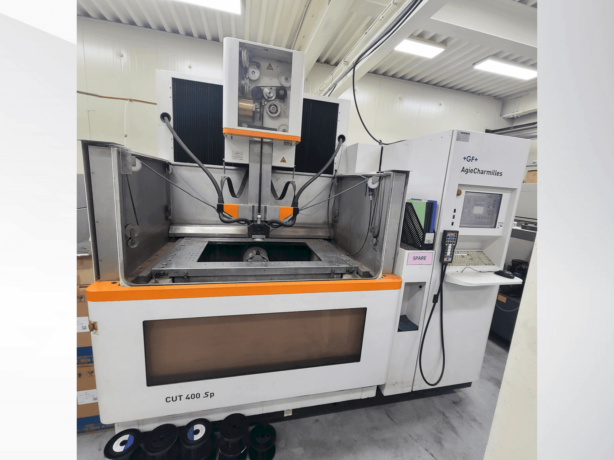 Vista frontal de la máquina AGIE CUT 400 Sp