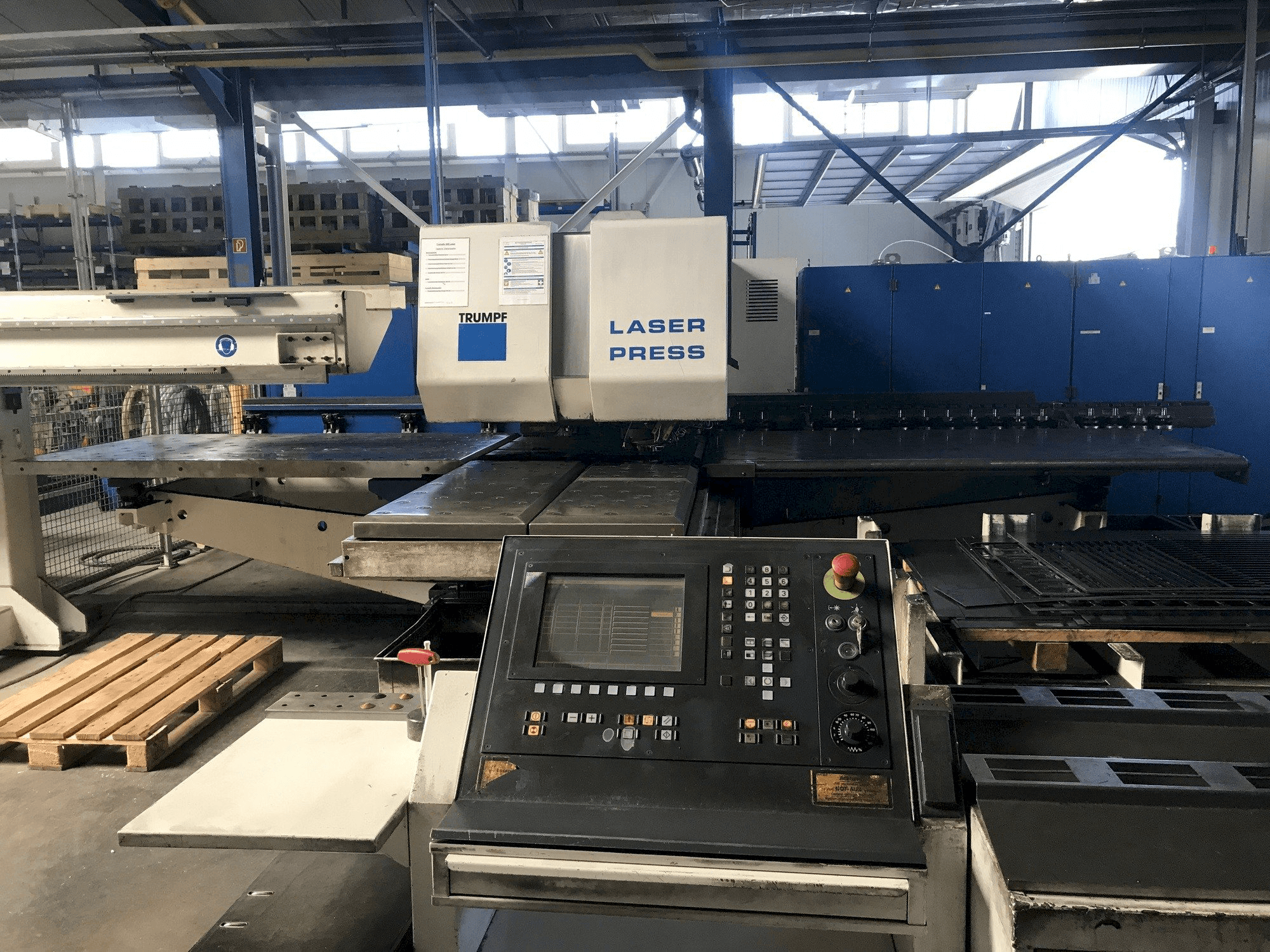 Vista frontal de la máquina Trumpf Trumatic 600L
