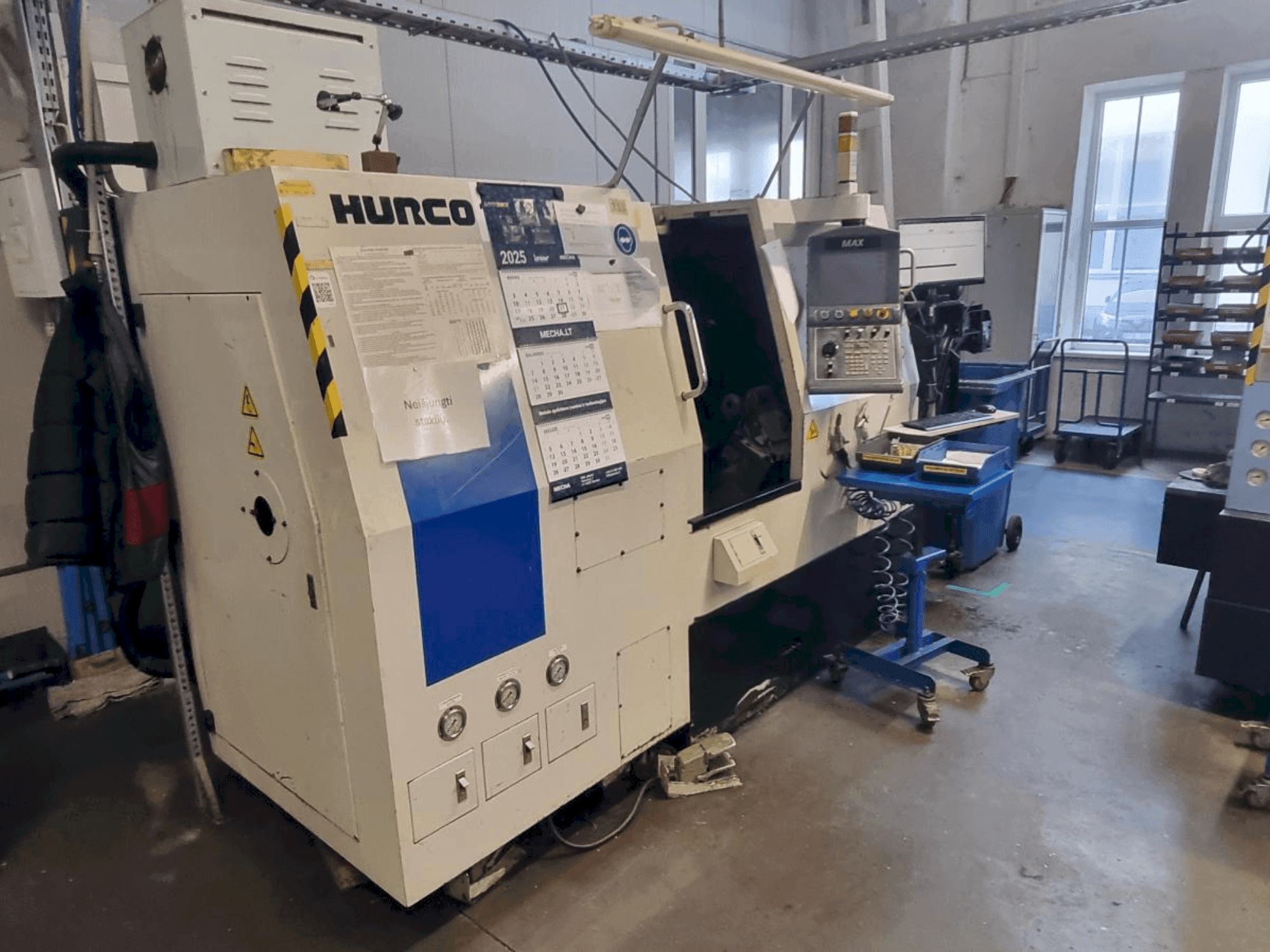 Vista frontal de la máquina Hurco TMM8