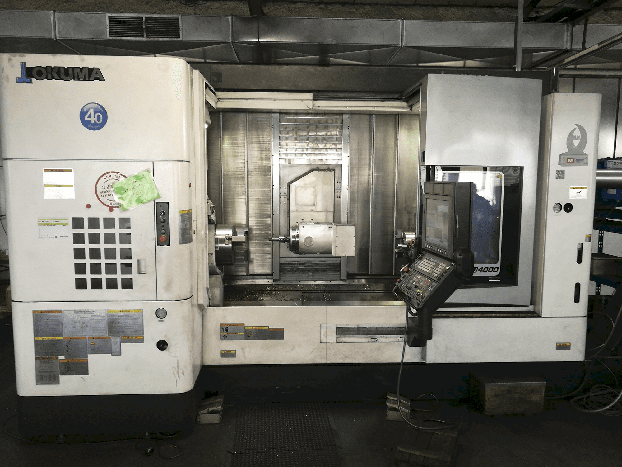 Vista frontal de la máquina Okuma MULTUS U4000