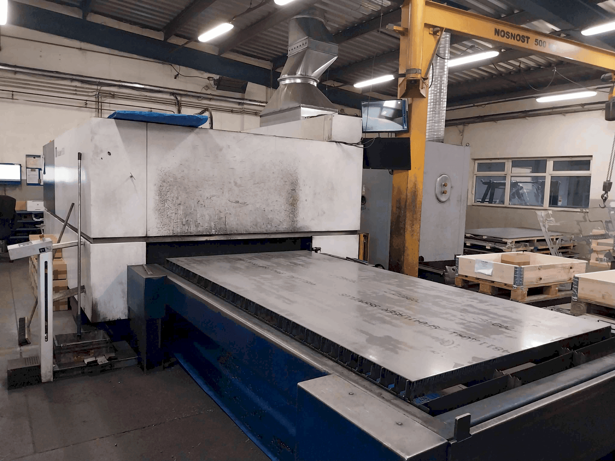 Vista frontal de la máquina TRUMPF TruLaser 5030 (L68)