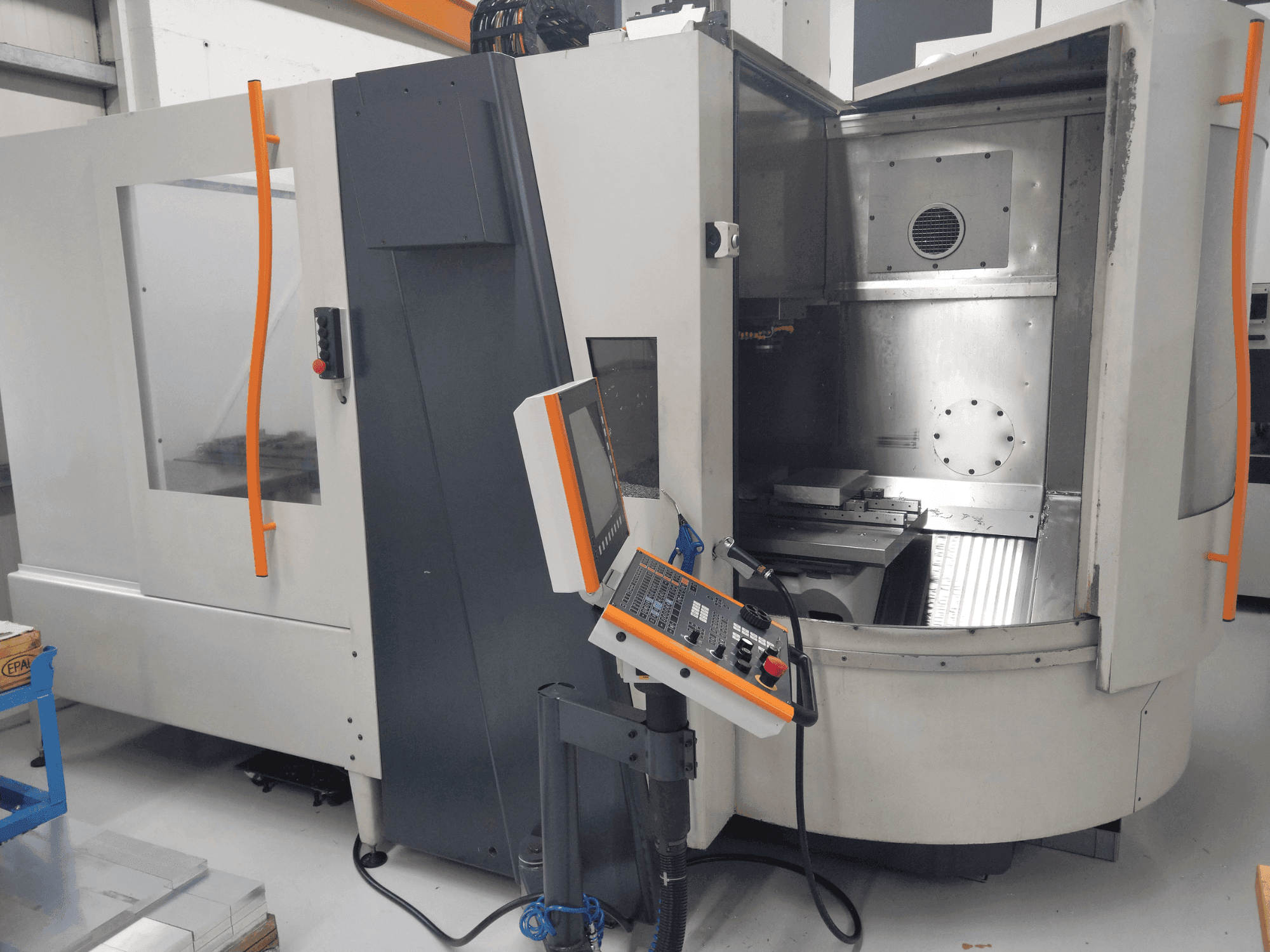 Vista frontal de la máquina MIKRON HSM 800