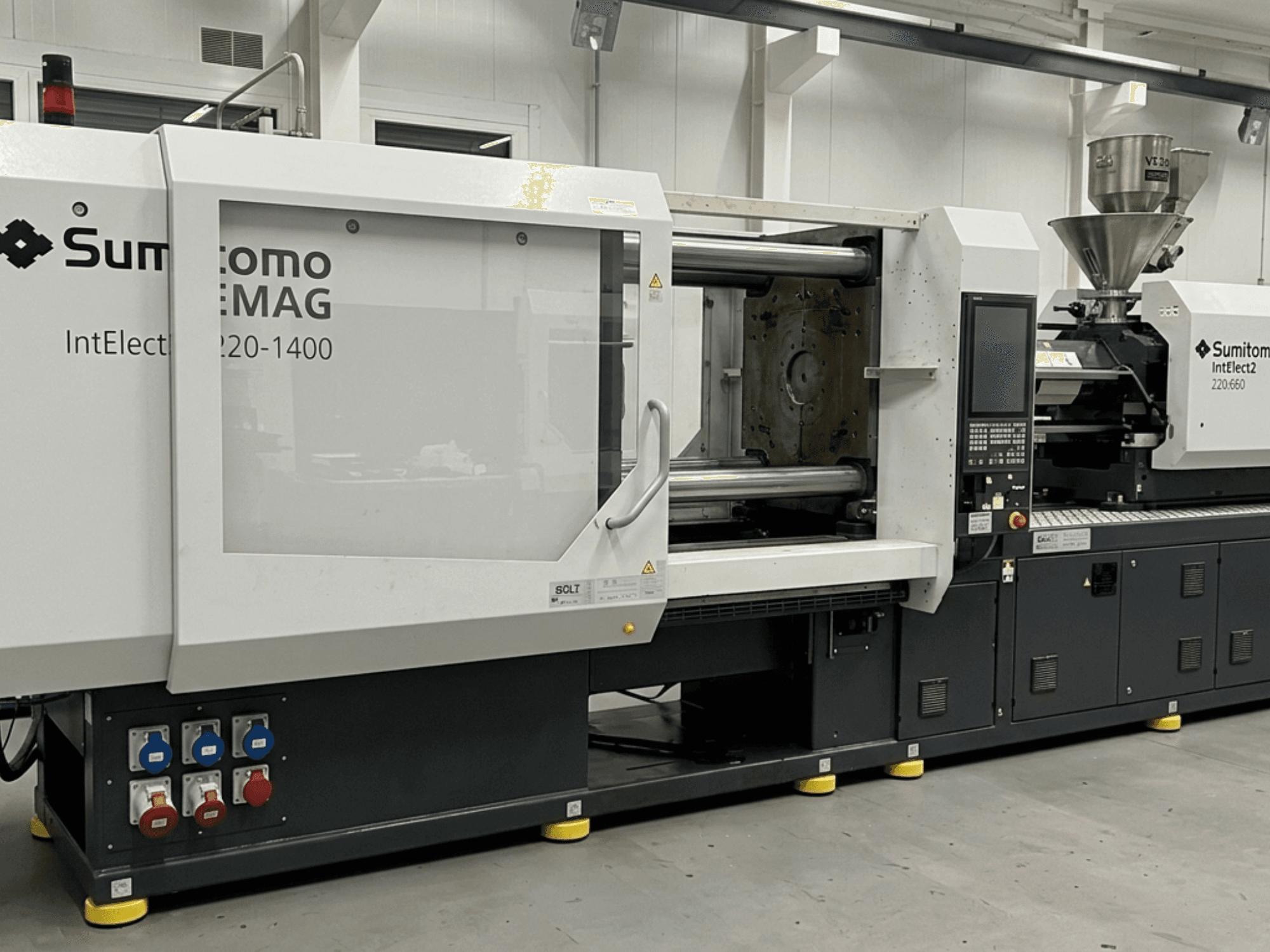 Máquina de moldeo por inyección eléctrica SUMITOMO SHI DEMAG IntElect2 S 220/660-1400, vista frontal con panel de control detallado y tolva.