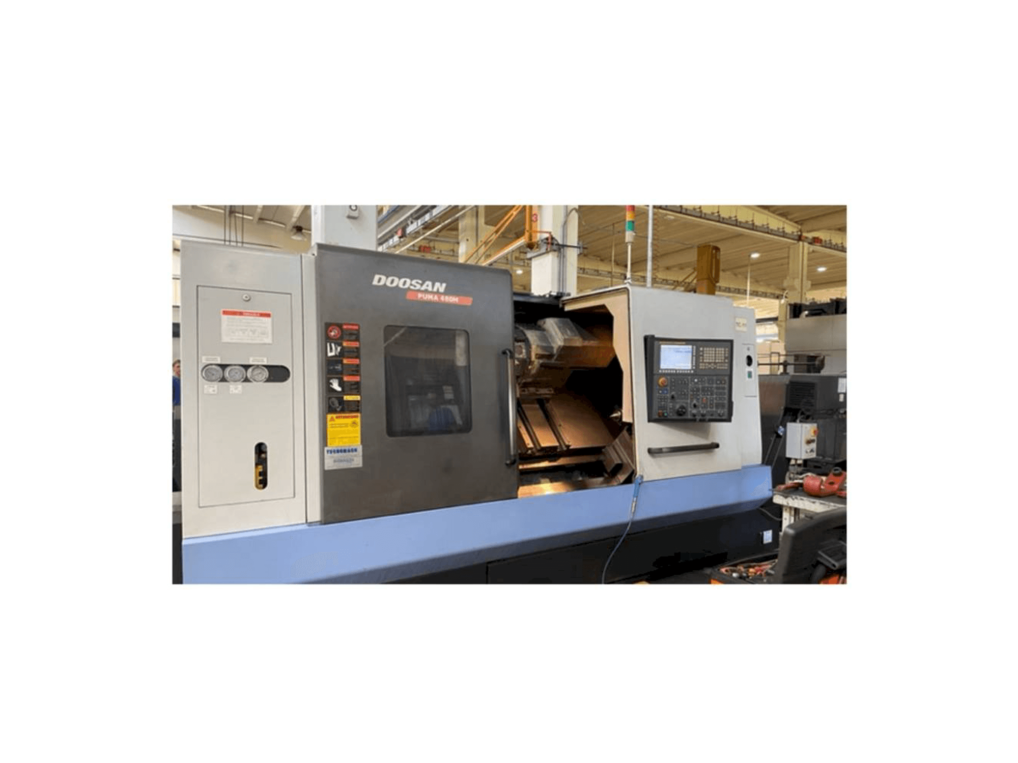 Vista frontal de la máquina Doosan PUMA 480 MB