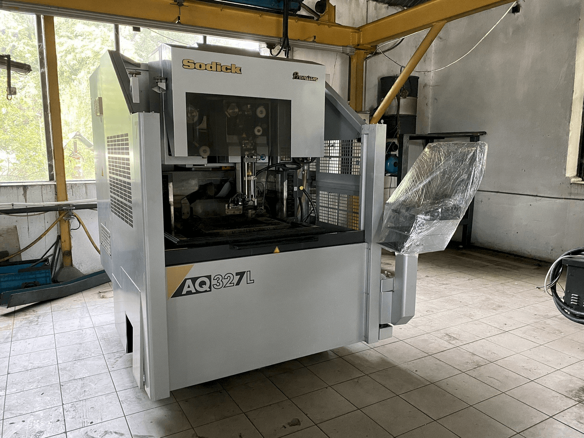 Vista frontal de la máquina Sodick AQ327L
