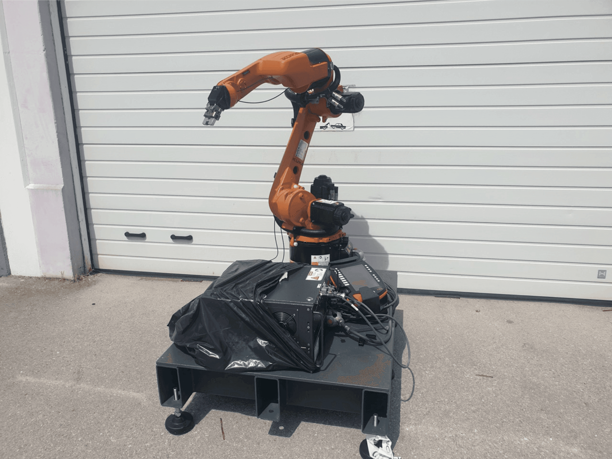 Vista frontal de la máquina KUKA KR 8 R1420