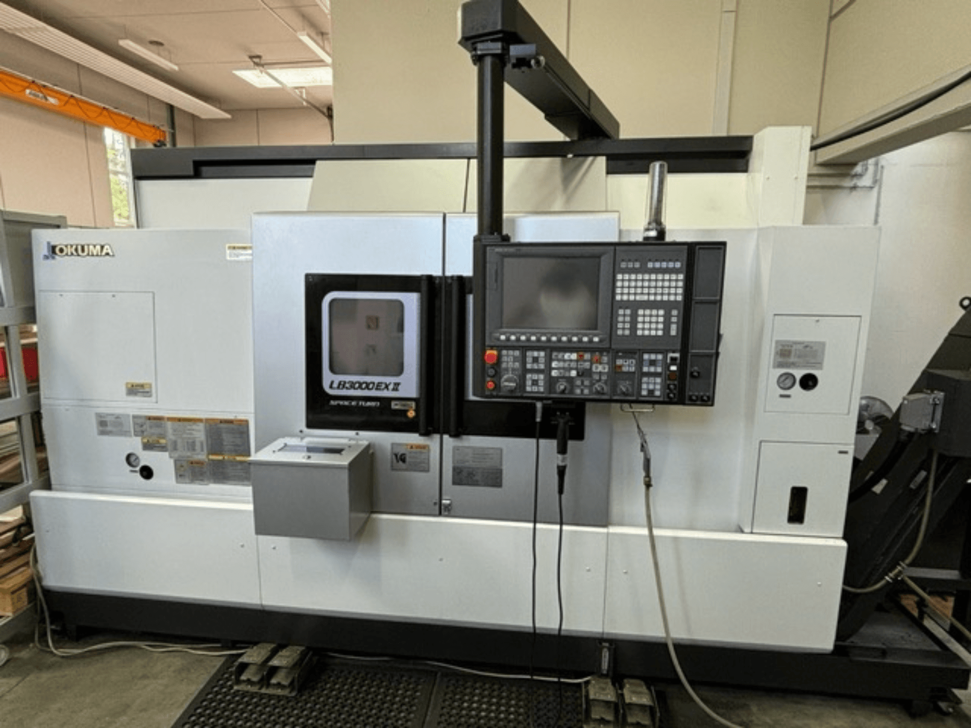 Torno horizontal Okuma LB 3000 EXII, vista frontal con panel de control y características operativas.