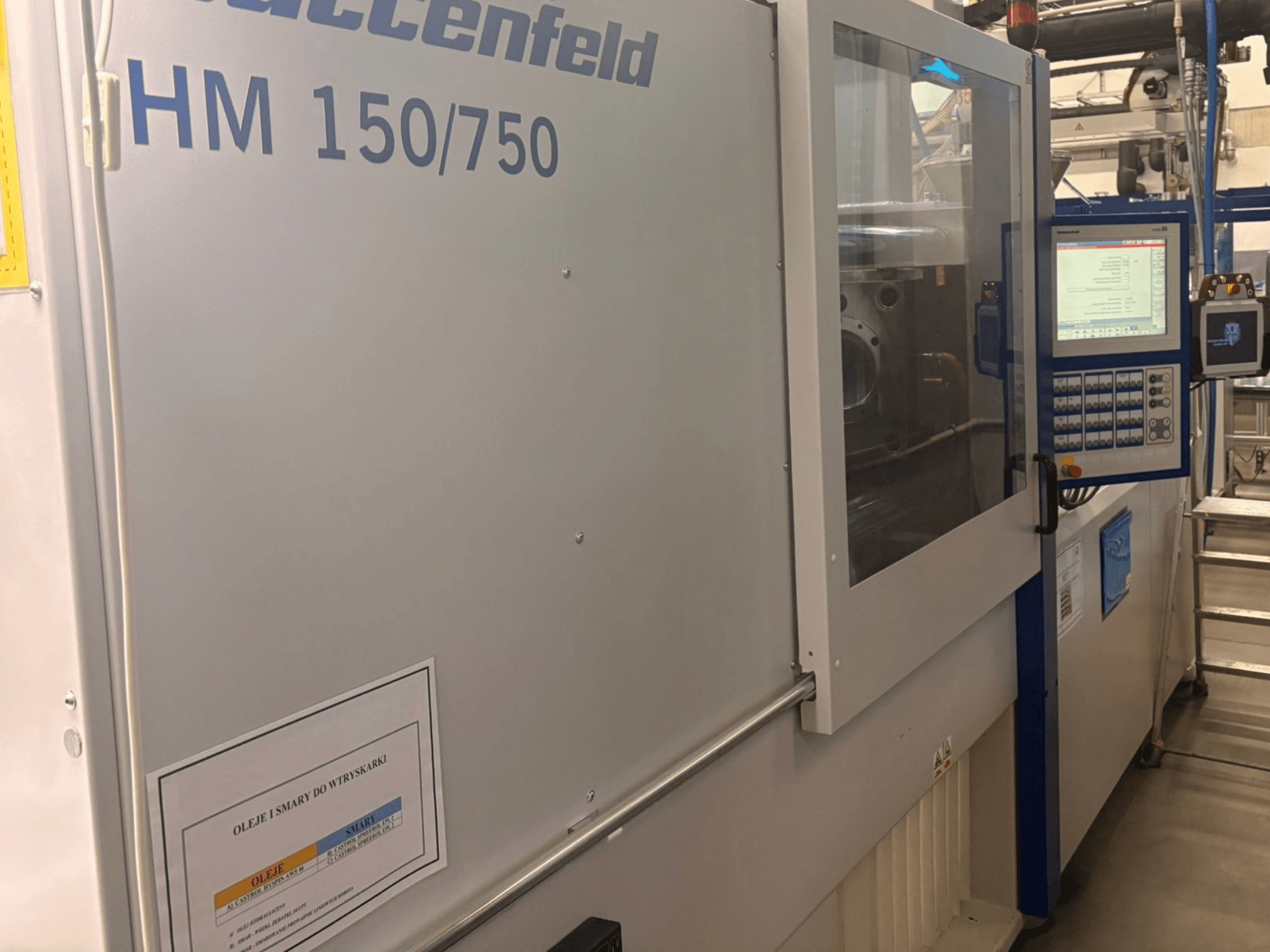 Máquina de moldeo por inyección Hoffer Maschinenbau HM 150/750, vista frontal, mostrando el panel de control y la pantalla operativa.