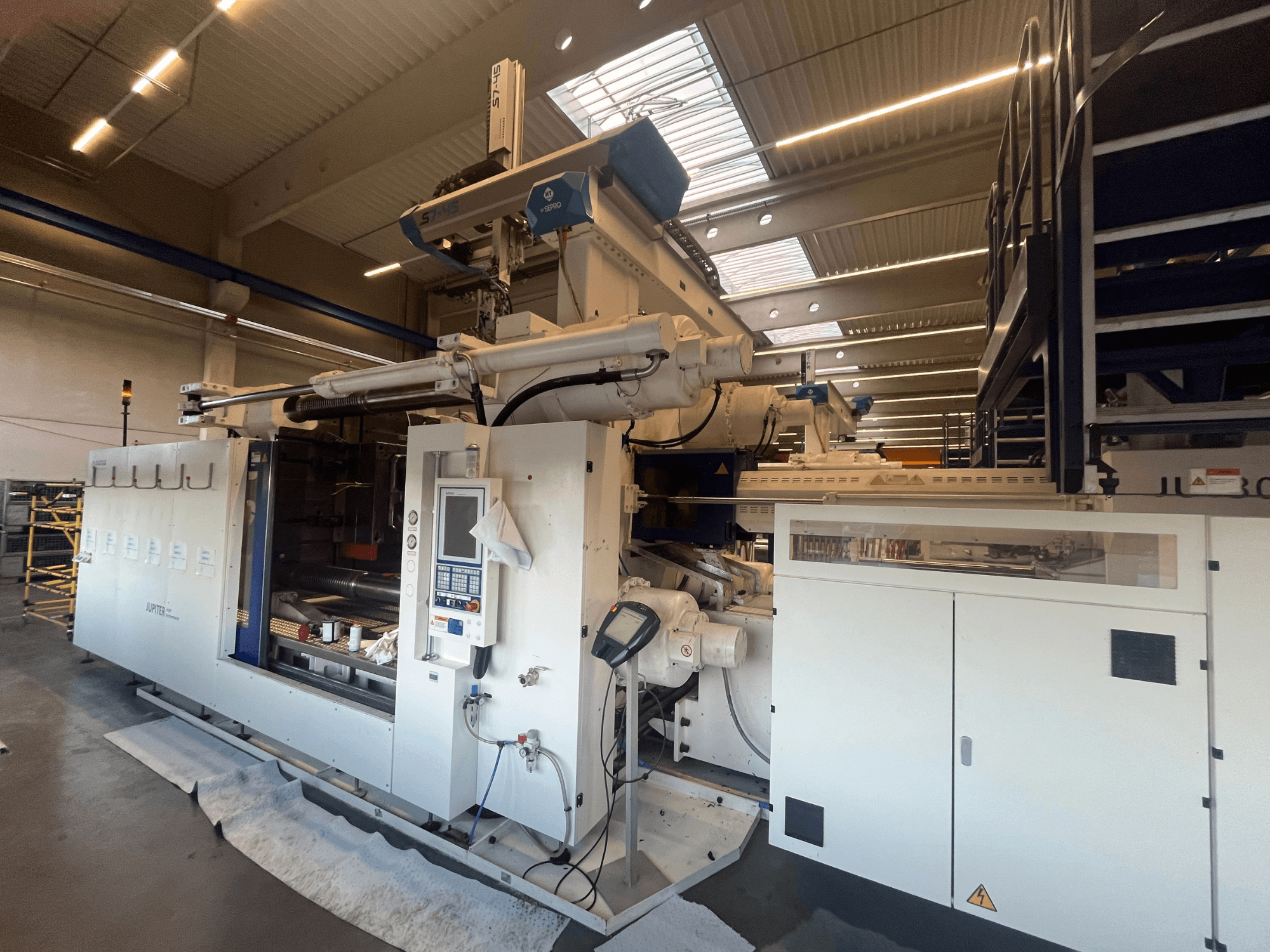 Vista frontal de una máquina textil Autefa, con panel de control, componentes y entorno industrial.