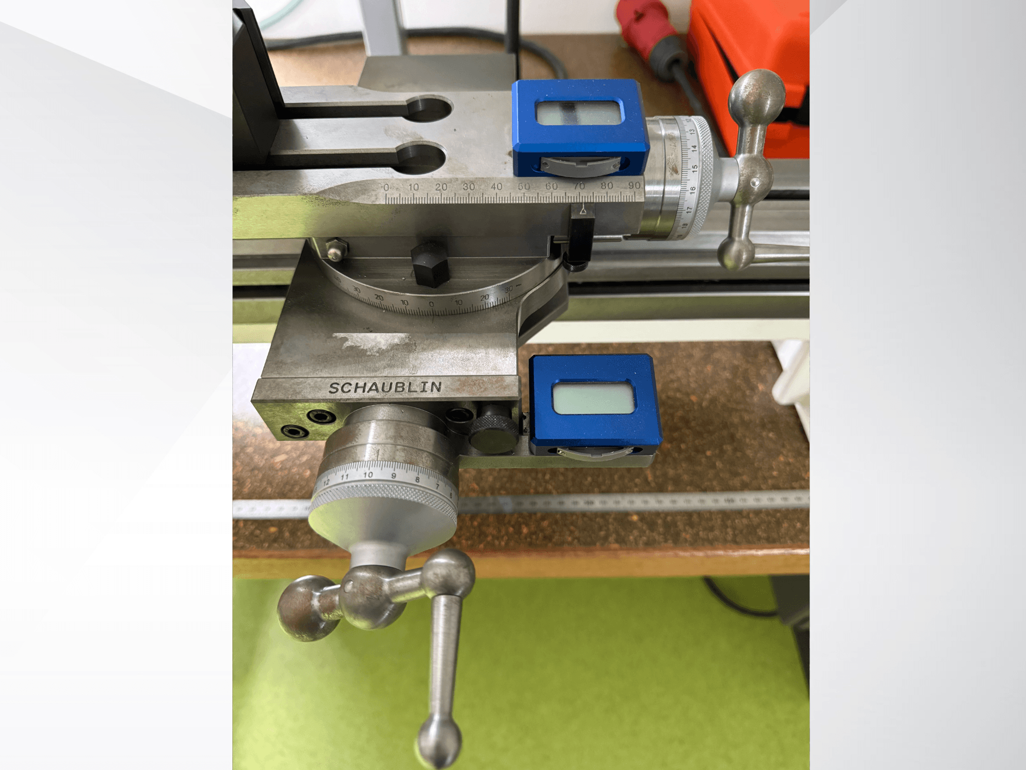 Controles del torno horizontal SCHAUBLIN 102Mi W25, vista frontal, con diales de medición y mandos sobre una superficie metálica.