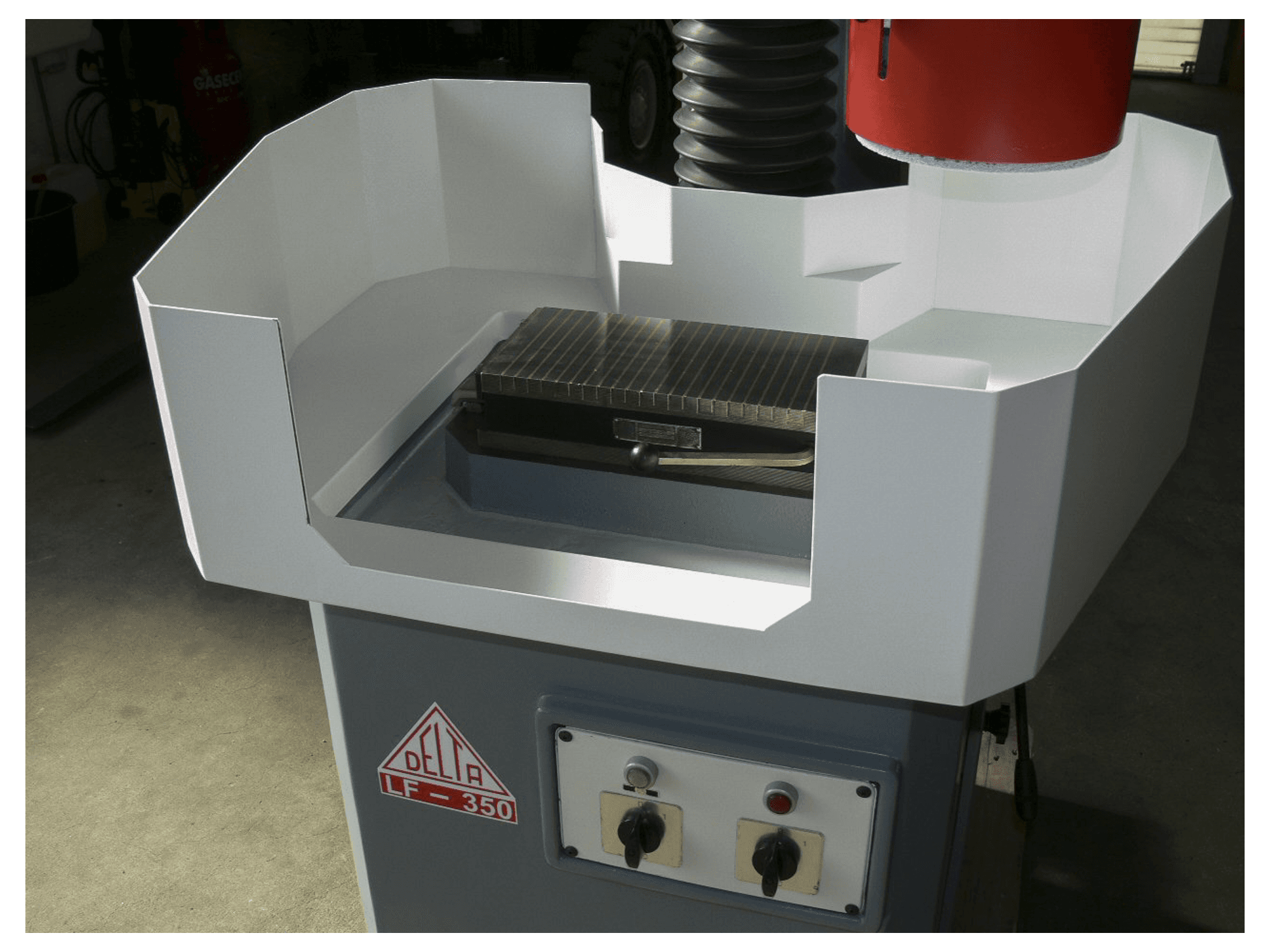 Vista frontal de la máquina DELTA LF-350