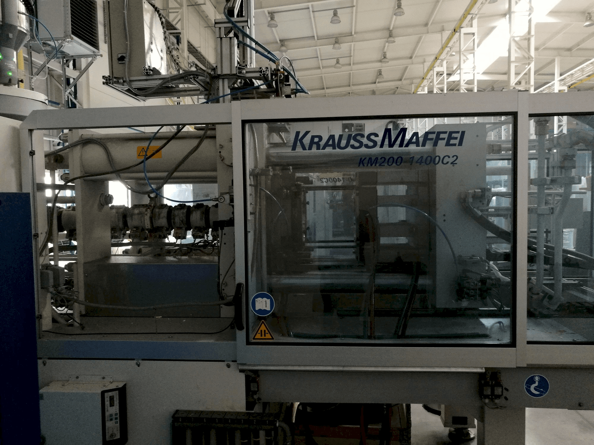 Vista frontal de la máquina Krauss Maffei 200-1400 C2