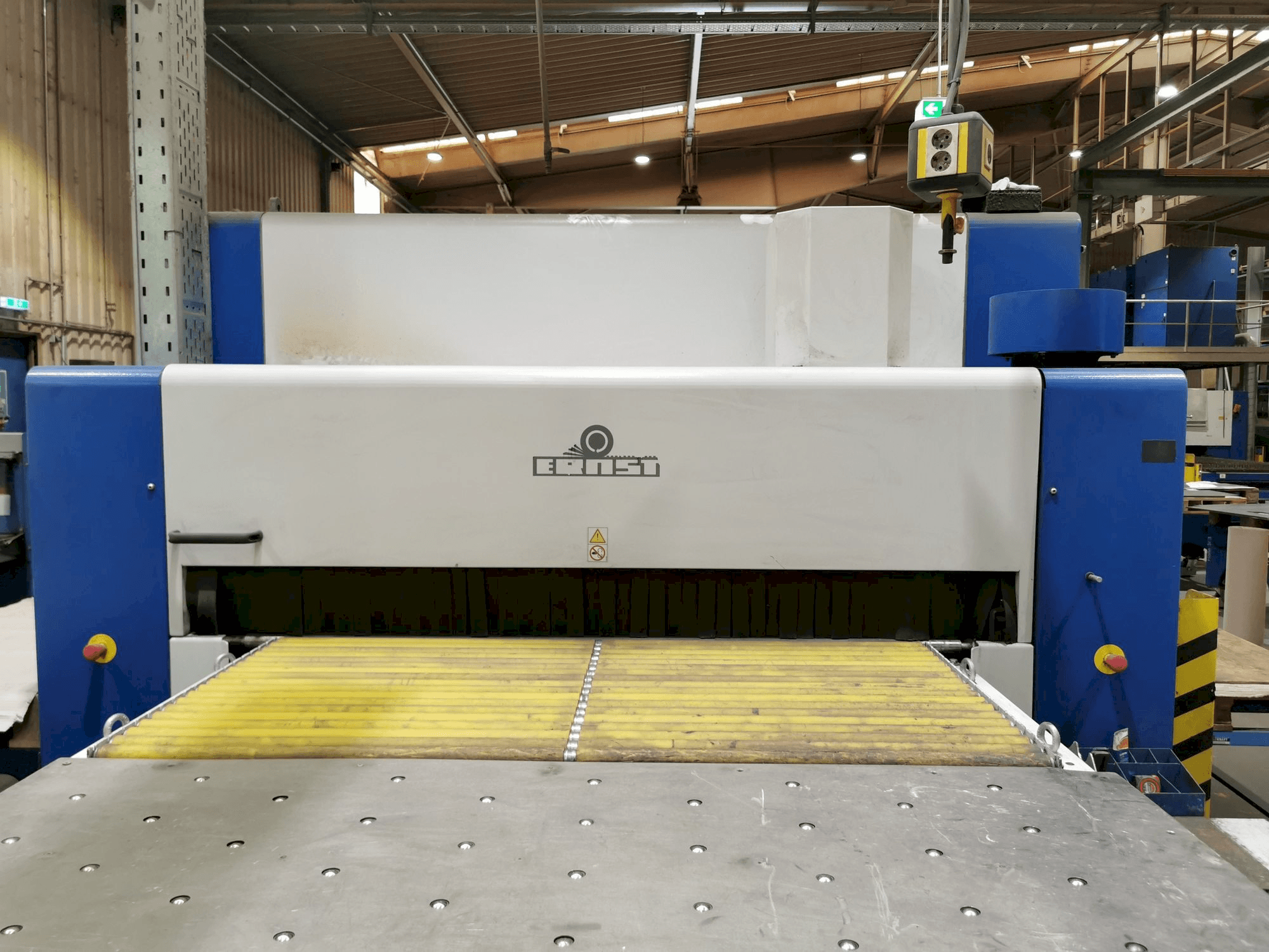 Vista frontal de la máquina ERNST Neptun EBS