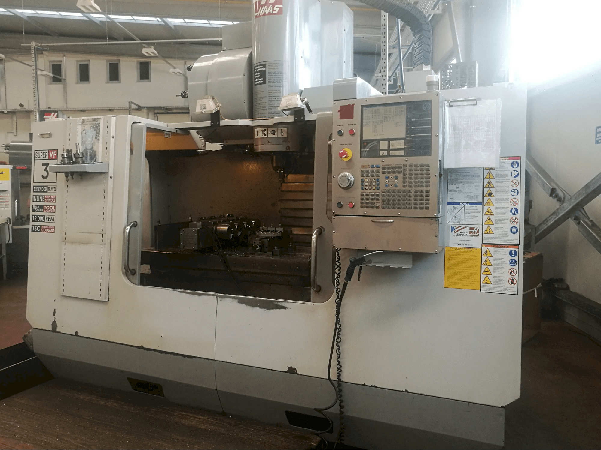 Vista frontal de la máquina HAAS VF-3SSYTHE